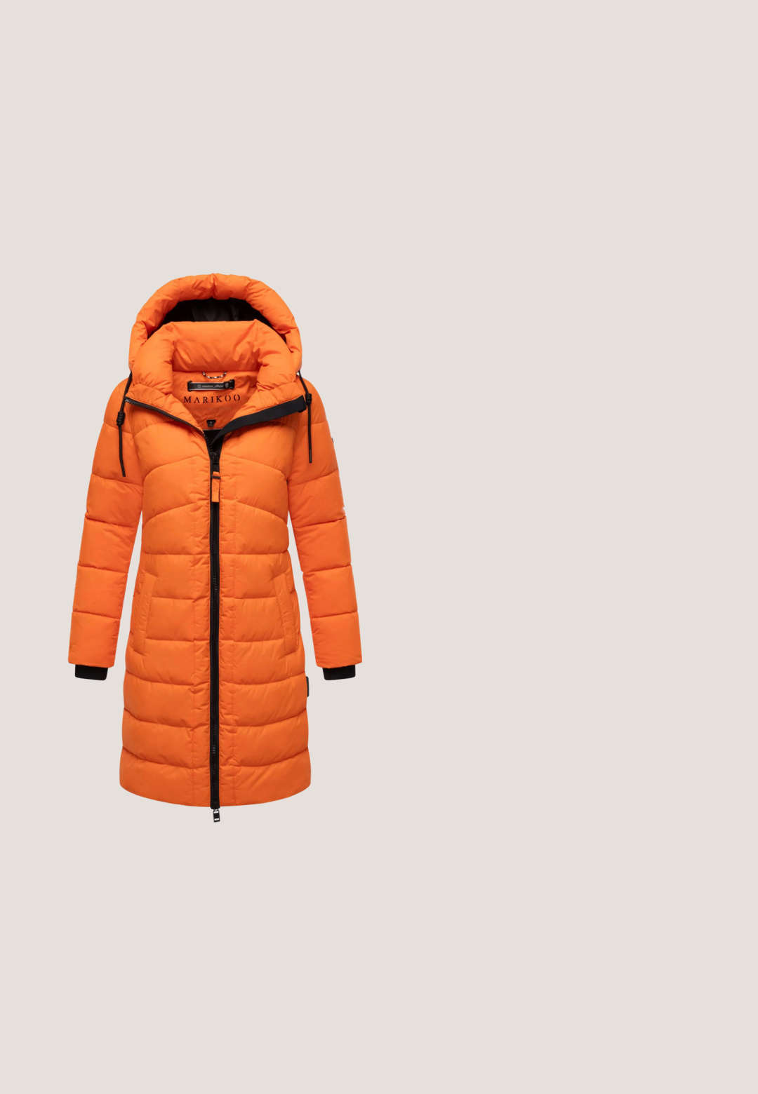 Lange orange polstret vinterjakke med stor hætte, sort lynlås og sorte inderskuffer, vist på hvid baggrund.; Turtleneck sweater i lys orange, med ribbet tekstur, sænkede skuldre og en løs pasform med brede manchetter.; Skræddersyede bukser i klart orange stof. Har lige ben, bæltesløjfer og en frontlynlås. Glat tekstur uden synlige mønstre.; Farverig sneaker med orange, grøn, blå og pink ruskinddetaljer, en hvid gummisål og pink snørebånd. Designet inkluderer en rund tå.; Lys orange læderhandtaske med en struktureret form, to håndtag i toppen, aftagelig skulderrem og hardwaredetaljer i guldfarve.; Guld dråbeøreringe med store orange ædelstene, der har glatte overflader og scallopede kanter, hængende fra mindre ædelsten på toppen.