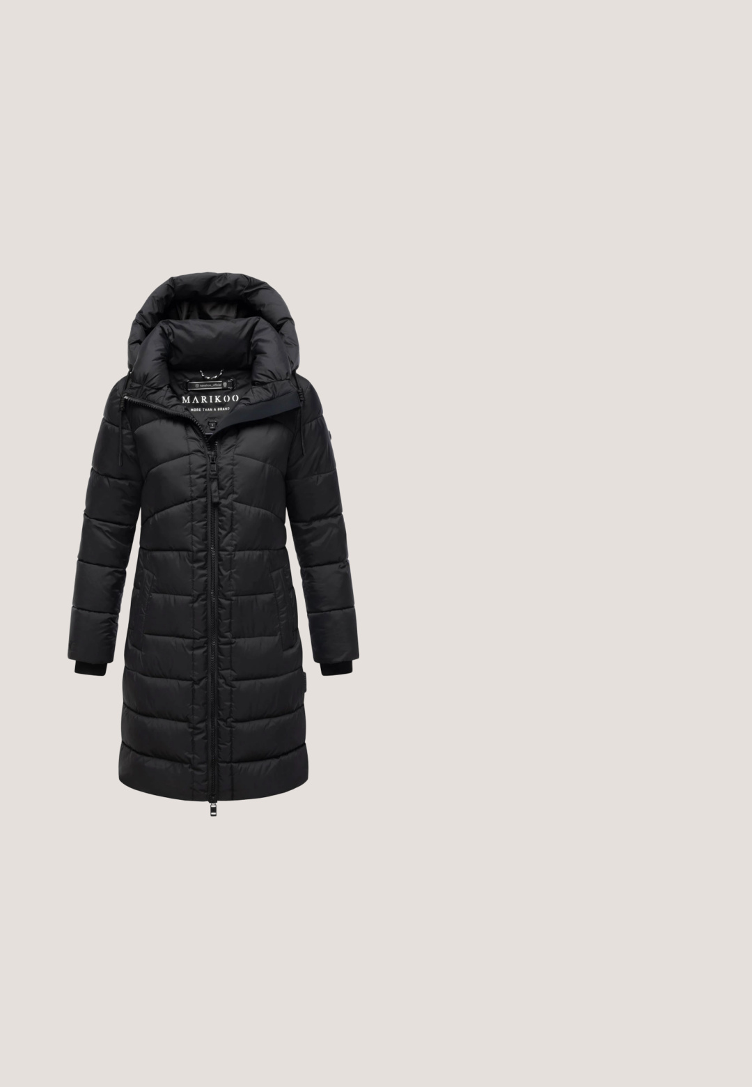 Sort lang pufferjakke med hætte, frontlås, sidelommer og ribbede håndled, designet til koldt vejr.; Sort striktrøje med rund halsudskæring, lange ærmer og ribbede manchetter. Stoffet ser blødt og struktureret ud, med et enkelt design.; Street One Studio Langærmet T-shirt - schwarz; Sorte denim jeans med lige ben, der har en knap- og lynlåslukning, fem lommer og minimal falmning for et klassisk udseende.; Sorte læder knæhøje støvler med en glat overflade, slouchy design, lynlås i siden og en flad gummisål med en rillede mønster.; Sort lædertaske med en struktureret overflade, der har dobbelte håndtag og en aftagelig crossbody-strop. Trefingerlogoet på fronten.