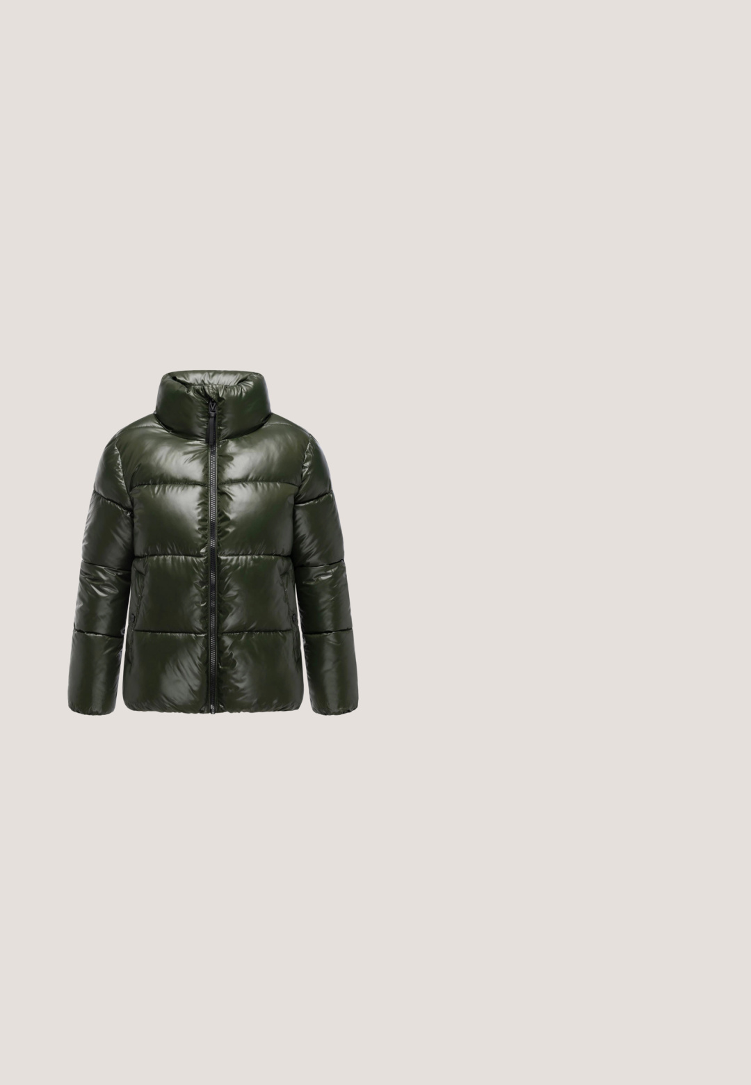 Olijf groene pufferjas met een glanzende afwerking, hoge kraag en ritssluiting. Kenmerkt zich door horizontaal gestikte panelen en zijzakken.; Olijfgroene longsleeve top met een ontspannen pasvorm, geribbelde textuur en een ronde halslijn. Zacht stof met zijsplitten voor extra beweging.; Lichtgroene cargobroeken van zacht stof, met zijzakken, elastische manchetten en een koordje in de taille voor een verstelbare pasvorm.; Beige chunky sneaker met netdetails, dikke zool, veters, een trekband op de hiel en het "STEVE MADDEN" logo op het zijpaneel.; Donkergroene cat-eye zonnebril met donkere lenzen, matte afwerking en gouden accenten op de scharnieren. Slanke pootjes met glanzende details.; Olivgroene suède schoudertas met een zachte, afgeronde vorm en brede riem, afgebeeld tegen een witte achtergrond.