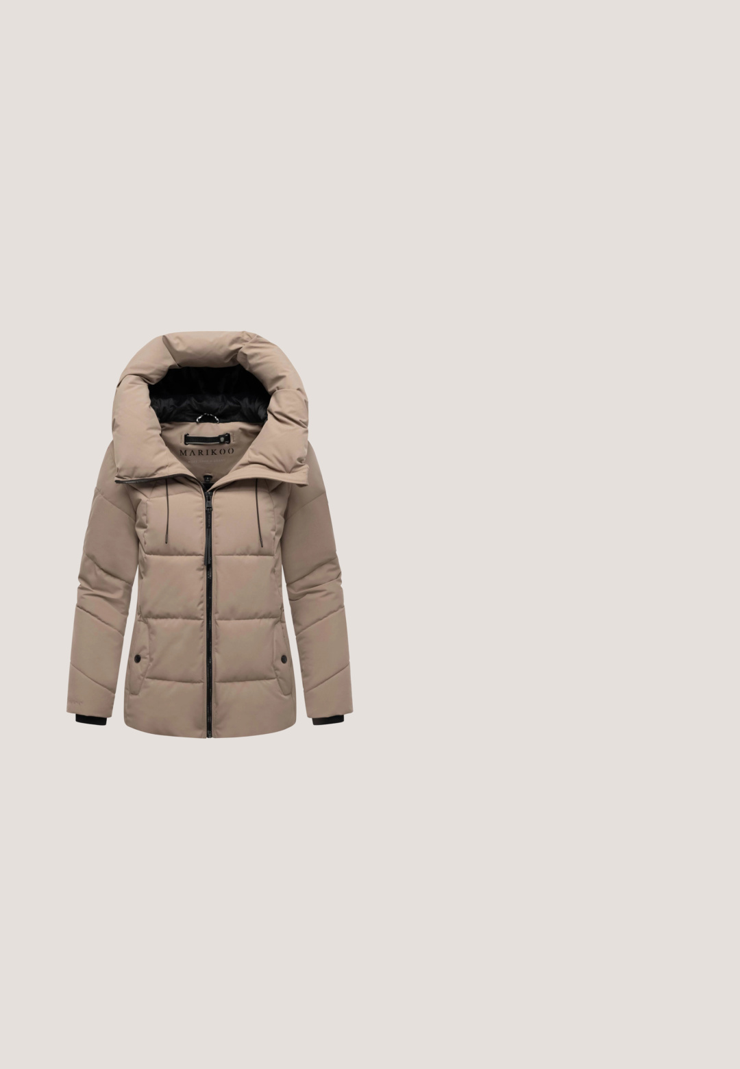 Veste rembourrée beige avec un col montant et une fermeture éclair. Intérieur noir, poches latérales et poignets côtelés. Logo visible sur l'étiquette.; Top court à manches courtes en tissu doux et texturé. Couleur rose clair avec des motifs ondulés marron. Décolleté carré et ourlet côtelé.; Envii CAMILLA PANTS - Pantalon classique - brown; Des baskets de sport beiges et crème présentent des panneaux en mesh, une semelle épaisse et des accents noirs contrastants. Portées avec des chaussettes blanches et un jean bleu clair.; Sac à main matelassé beige clair avec poignée arrondie et petit patch logo circulaire sur le côté inférieur droit, isolé sur fond blanc.; Boucles d'oreilles ton or avec un design en corde torsadée et une perle grise ronde au centre. Texture lisse avec une finition métallique brillante.