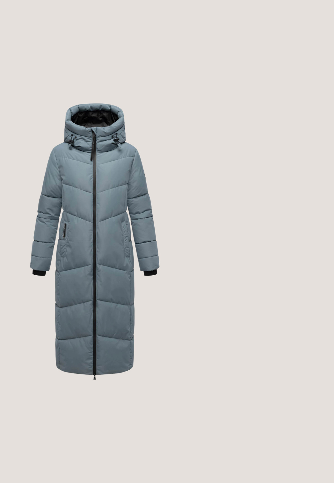 Abrigo de invierno largo, acolchado, de color azul claro, con capucha, cremallera frontal, dos bolsillos laterales con cremallera y puños acanalados.; Suéter de cuello alto de punto gris con patrones geométricos en marrón, crema y azul claro en el pecho y los hombros, de mangas largas y con bordes acanalados.; Camiseta de manga corta y cuello redondo de color gris claro con un ajuste holgado, mostrada sobre un fondo blanco.; Pantalones de corte gris con pierna recta, que presentan pliegues frontales, una textura suave y un diseño de cintura clásica.; Zapatillas de piel blancas y azul marino con punta perforada, cordones y suela de goma texturizada, con una marca en el lateral.; Bolso de ante gris con un solo asa estilo hobo y un detalle de cadena metálica. Presenta una costura sutil y una textura suave.