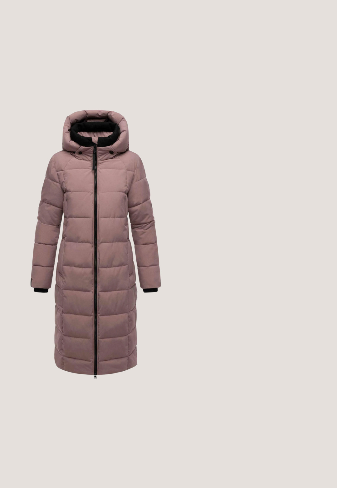 Gepolsterter langer Mantel in sanftem Mauve mit schwarzem Innenfutter, übergroßer Kapuze, durchgehendem Reißverschluss und gerippten Bündchen, mit gesteppten Bereichen.; Gestrickter Rollkragenpullover in sanftem Pfirsch mit strukturiertem Zopfmuster, langen Ärmeln und einem eingewebten Markenetikett am Saum.; Rosa weite Hose aus weichem Stoff, mit einem glatten Bund und geradem Schnitt, ohne sichtbare Muster oder Verzierungen.; Hochformatige pinke Sneakers mit einer glatten Lederbasis und einem weichen Wildleder-Obermaterial, auffälligen Schnürsenkeln und einer strukturierten Gummisohle.; Rosa gestepptes Täschchen mit zwei Griffen, das an der Seite ein rechteckiges Etikett mit der Aufschrift "STUDIO BERLIN" hat. Weicher Stoff und großzügige Größe.; Verstellbares pinkes Schnurarmband mit abwechselnd kleinen pinken und weißen Perlen, goldenen Akzenten und einem goldenen Schmetterlingsanhänger an einem Ende.