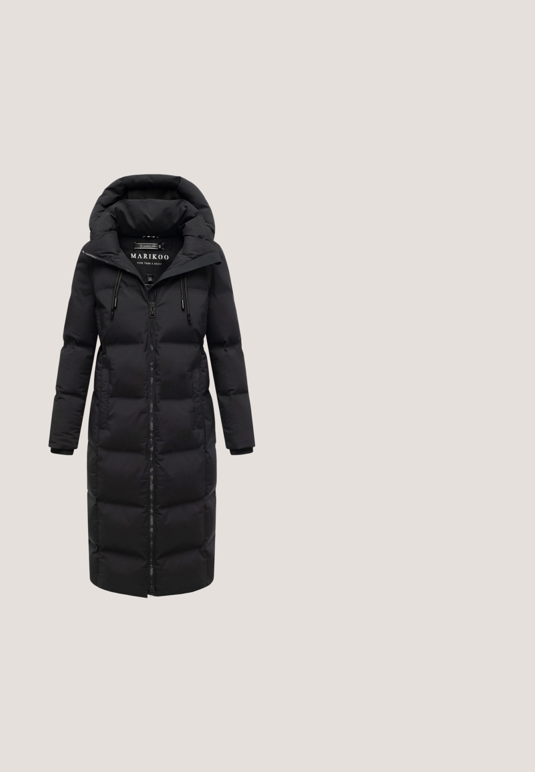 Sort pufferjakke med en lang, tætsiddende design, udstyret med en høj krave, to lynlåslommer og en aftagelig hætte.; Sort og creme stribet turtleneck trøje med lynlås i nakken, der har en løs pasform og strikket tekstur. Pyntet med en sølvfarvet hardware detalje.; Grå turtleneck sweater i blødt, strækbart stof. Har lange ærmer og en tætsiddende design, velegnet til lag-på-lag eller at have på alene.; Sorte sweats med elastisk talje og cuffs, hvid snor med brune læderspidser og sidelommer.; Sort ankelstøvle lavet af læder og med en blød pelskrave, sidelukning med lynlås og struktureret gummisål for bedre greb.; Sort tote taske med lange stofhåndtag, en lynlåslomme foran og en tekstureret bundpanel, vist mod en hvid baggrund.