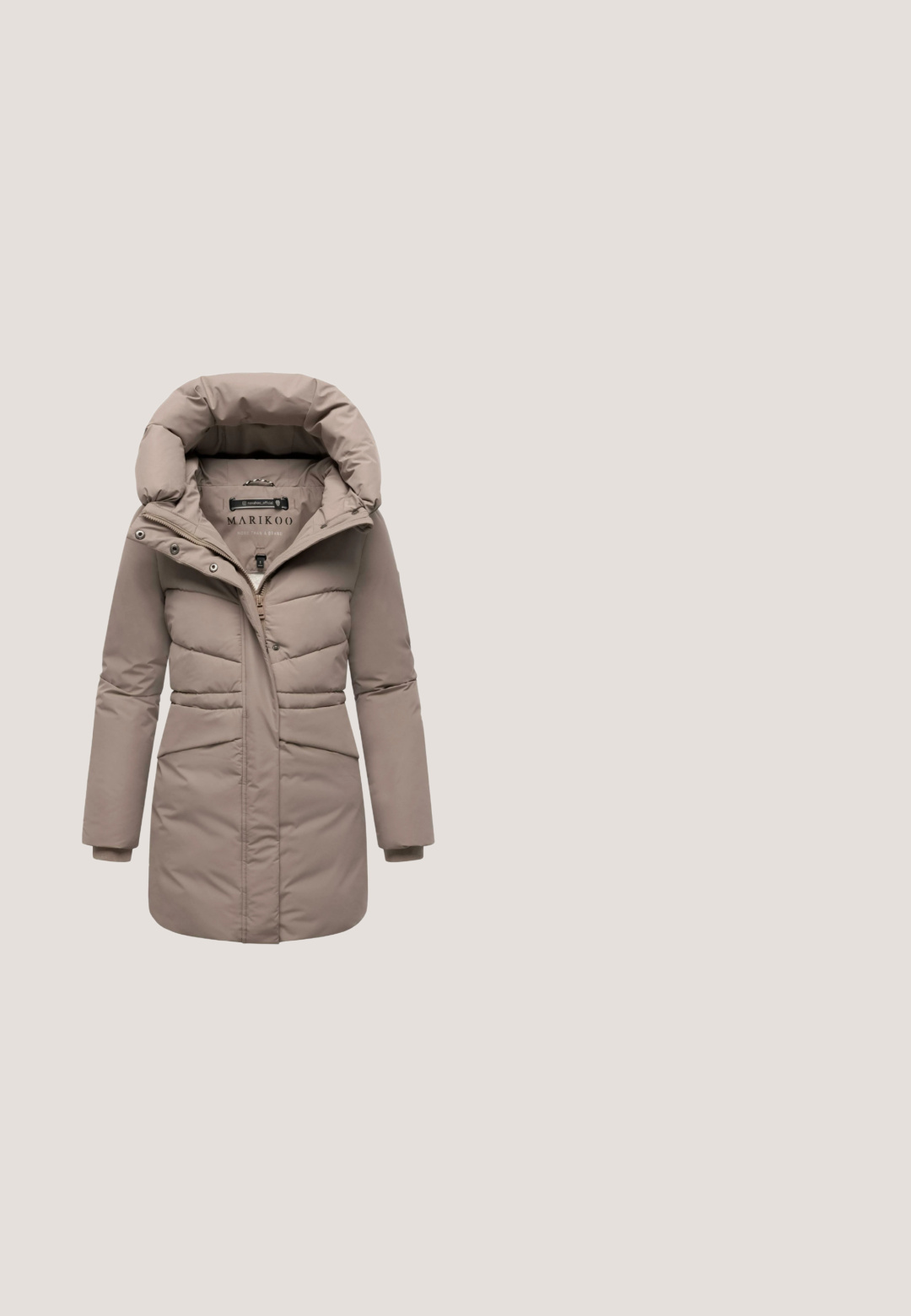 Beige pufferjakke med høj krave, lynlåslukning og to forlommer. Har stikdæmpninger og glat stofoverflade.; Lysebrun langærmet sweater med rund halsudskæring og ribbede manchetter. Glat tekstur, enkelt design og ingen synlige mønstre eller detaljer.; Langærmet top i lys taupe, lavet af blødt stof. Har rund halsudskæring og tætsiddende silhuet med subtil stræk.; Grå denim jeans med lige ben, knap- og lynlåslukning, for- og baglommer og bæltestropper.; Caprice Vinterstøvler - khaki comb; Kvadratisk taupe skuldertaske med lynlåslomme foran og lille vedhæftet pung på strop mod hvid baggrund.