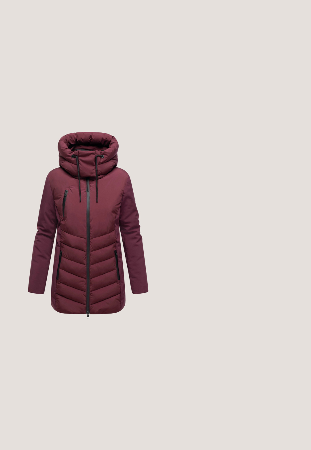 Maroonsfarget polstret jakke med høj krave, snøre i hætten, lynlås fortil og to sidelommer. Har et chevron-quiltet design og sorte detaljer.; Bordeaux turtleneck trøje lavet af ribstrikket stof, med lange ærmer og tætsiddende manchetter, samt et cirkulært logo accenteret ved kanten.; Mørkerøde bukser med lige ben, frontknap og lynlås, bæltestropper samt lommer foran og bagpå, lagt fladt på en hvid baggrund.; Bordeaux læder Chelsea støvler med elastiske sidepaneler, tekstureret gummisål og trækremme for nem påtagning. Designet har en kraftig sål.; Mørkelilla læderhåndtaske med to håndtag, struktureret design og små gyldne metaldele på siderne.; Guldring med en enkelt rund rød ædelsten i en moderne, minimalistisk bånd på en hvid baggrund.