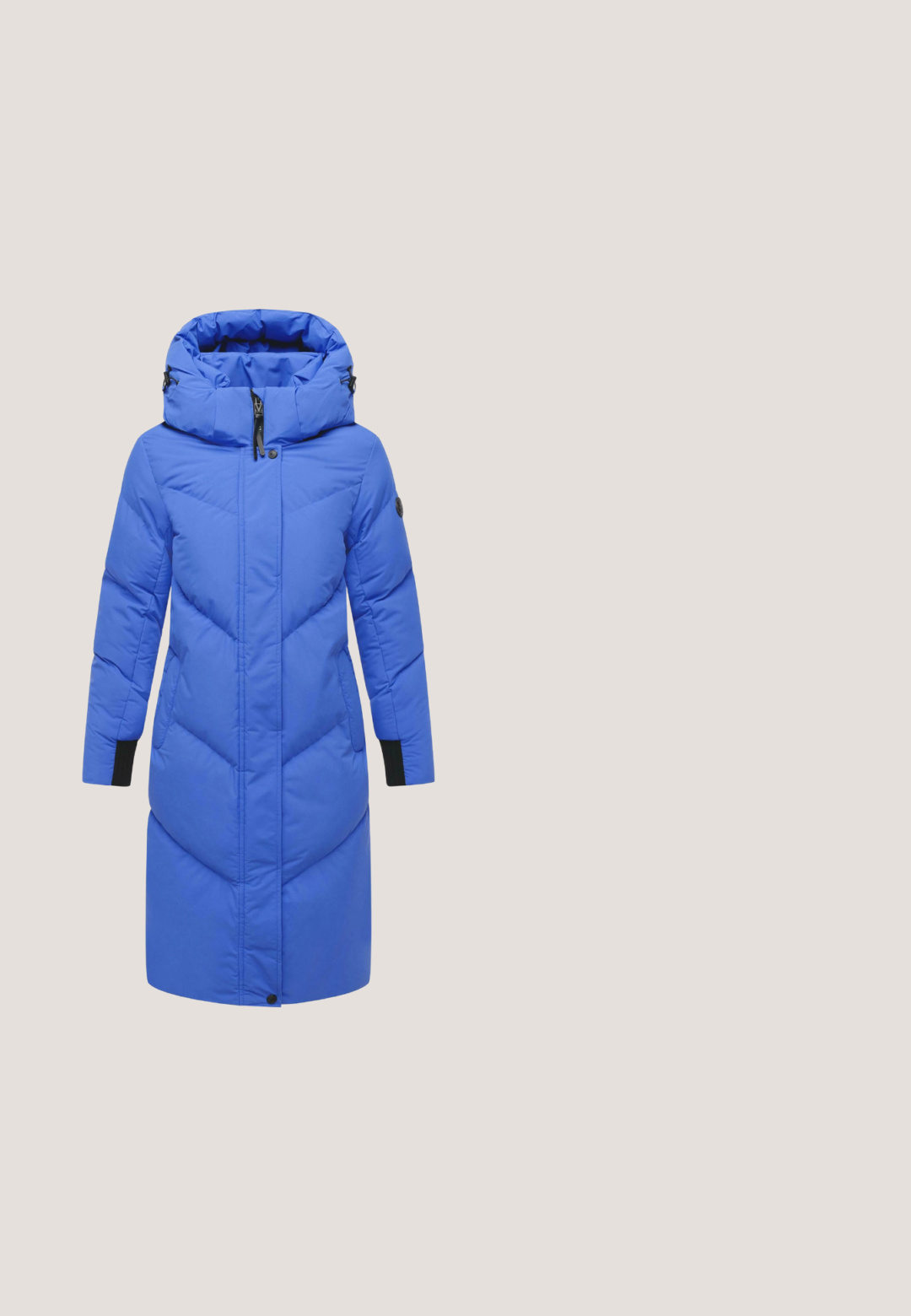Blauer Puffermantel mit Kapuze, ausgestattet mit einem gesteppte Design, Reißverschluss vorne und schwarzen Akzenten an den Manschetten. Es sind zwei seitliche Taschen vorhanden.; Blaues Sweatshirt mit Rundhalsausschnitt und langen Ärmeln, gerippten Bündchen und Saum sowie teilweise sichtbarer weißer Schrift am rechten Ärmel.; Blaue Jogginghose aus weichem Stoff, mit einem elastischen Bund und Kordelzug, zwei Fronttaschen und einem schmal zulaufenden Bein.; Hellblaue Sportschuhe mit einem Farbverlauf-Design, strukturiertem Obermaterial und Gummisohle. Verfügt über eine Schnürung und eine Zuglasche an der Ferse.; Hellblauer, gesteppter Tragetaschen mit breiten, gepolsterten Griffen und einer vorderen Einschubtasche, präsentiert vor weißem Hintergrund.; Goldene Creolen mit blauen Emailstreifen. Elegantes Design mit glatter Textur und polierter Oberfläche. Auffällige eckige Form.
