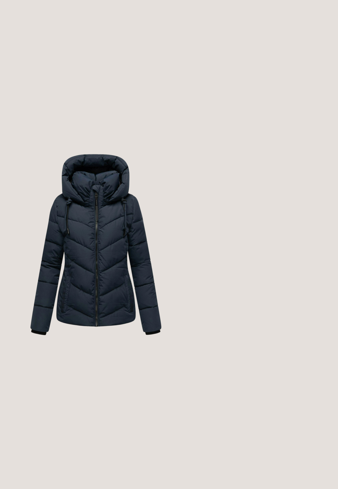 Marineblauer Pufferjacke mit Kapuze, ausgestattet mit einem gesteppten Design, einem Frontreißverschluss und verstellbaren Kordeln an der Kapuze und den Ärmeln.; Marineblau gestrickter Pullover mit strukturiertem Zopfmuster, Rundhalsausschnitt und langen Ärmeln. Der Stoff wirkt weich und hat eine leicht taillierte Silhouette.; Weißes T-Shirt mit kurzen Ärmeln, schwarzen horizontalen Streifen und rundem Halsausschnitt.; Blaue Jeans aus Denim mit geraden Beinen, vorne Knopf- und Reißverschluss sowie vordere und hintere Taschen, vor weißem Hintergrund dargestellt.; Beiger und hellblauer Freizeitschuh mit Mesh-Gewebe, Wildleder-Akzenten, Schnürverschluss und brauner Gummisohle.; Grau Stofftasche mit braunen Ledergriffen, dekoriert mit einem Schlüsselanhänger mit einem Schokoriegel, verbundenen Ringen und einem gestreiften Stoffriemen.