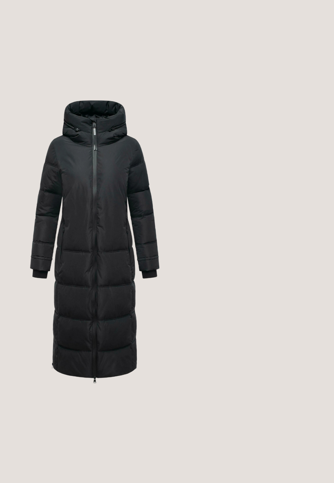 Langer, bauschiger schwarzer Mantel mit Kapuze, ausgestattet mit einem durchgehenden Reißverschluss, elastischen Bündchen und einem gesteppten Muster. Glattes, wasserabweisendes Außenmaterial.; Schwarzer, gerippter Pullover mit langen Ärmeln, hohem Kragen und tailliertem Schnitt. Hergestellt aus einem strukturierten Strickmaterial mit dezenten vertikalen Streifen.; Schwarze Slim-Fit-Jeans mit Knopf- und Reißverschluss vorne, fünf Taschen und Gürtelschlaufen, flach auf weißem Hintergrund ausgebreitet.; Schwarze Ankle Boots aus strukturiertem Leder, mit runder Zehenpartie, seitlichem Reißverschluss und einer groben schwarzen Gummisohle mit Schnürung.; Schwarze übergroße quadratische Sonnenbrille mit verlaufend dunklen Gläsern und dickem Rahmen, aus leichtem Winkel betrachtet.; Schwarze, strukturierte Ledertasche mit doppelten Griffen, abnehmbarem Schulterriemen und kleinem silbernem Logo unten in der Mitte.