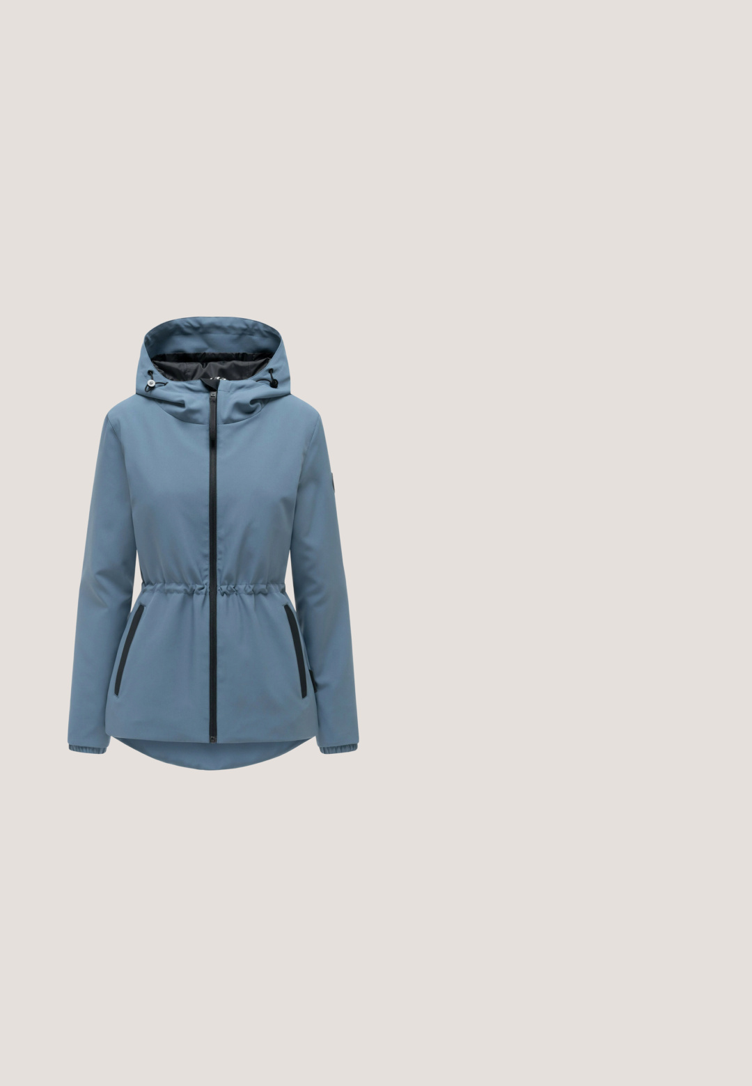 Veste à capuche bleu clair pour femmes avec fermeture éclair avant, taille ajustable par cordon de serrage, poignets élastiques et poches latérales zippées noires.; Sweat-shirt bleu clair à col rond avec manches longues et poignets et ourlet côtelés, présenté sur fond blanc uni.; Polo bleu marine en tissu doux, doté d'un col classique, d'une patte de boutonnage à trois boutons et de manches courtes avec une coupe décontractée.; Pantalon large bleu marine avec taille élastique et ceinture en tissu nouée, vue de face, sans poches ni ornements visibles.; Baskets blanches et bleues avec lacets, semelle épaisse, et logo Mustang sur le talon, vues du côté extérieur.; Petit sac bandoulière bleu avec sangle réglable et poche zippée à l'avant sur fond blanc.