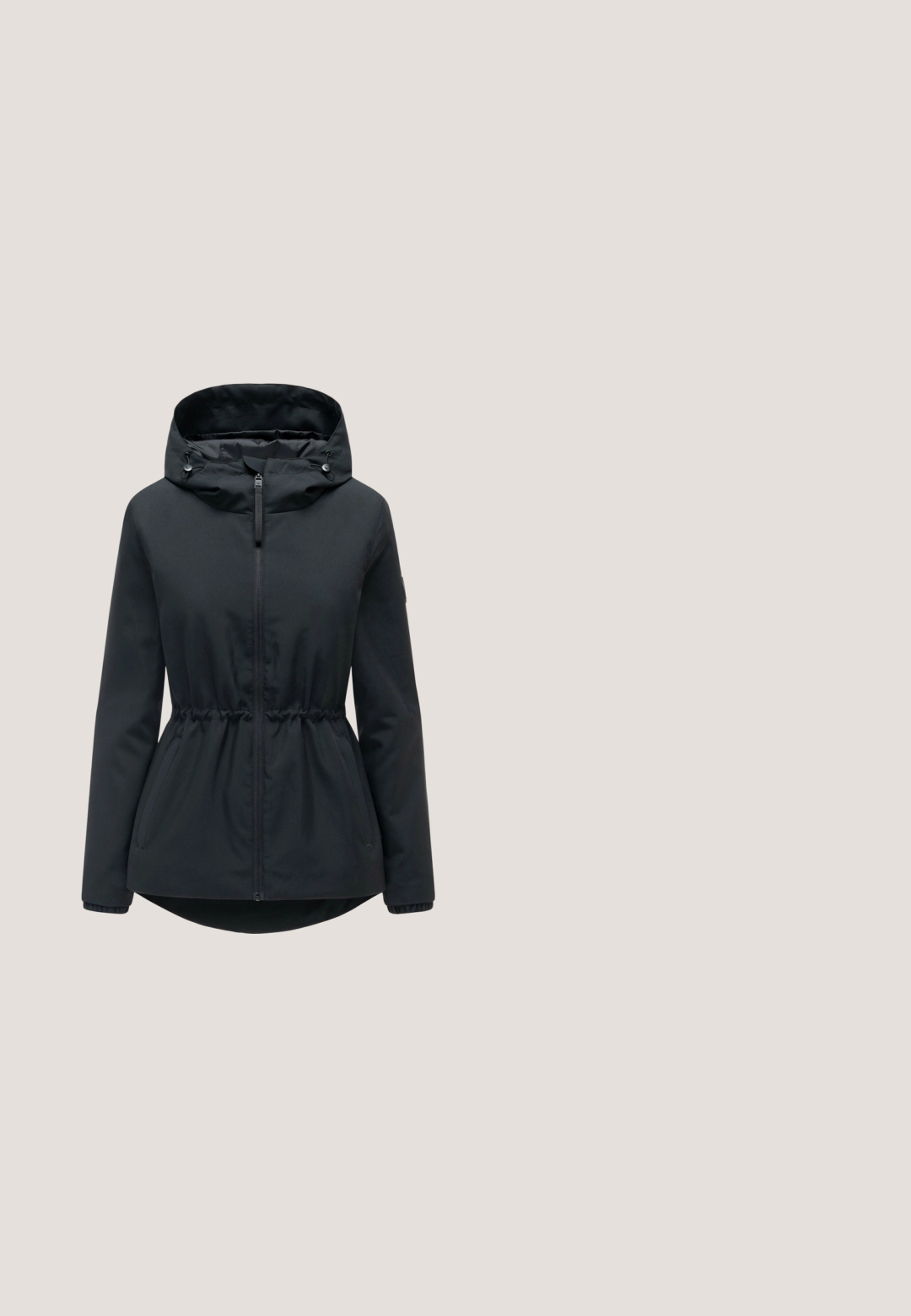 Veste noire à capuche avec fermeture éclair avant, cordon de serrage ajustable à la taille, poches latérales et poignets élastiques.; Chemise blanche à manches longues avec fines rayures horizontales noires et col rond, présentée sur un fond blanc uni.; Jean en denim bleu avec un bouton à l'avant, une fermeture éclair, deux poches avant et des passants de ceinture, présenté sur fond blanc.; Ballerines en cuir noir avec un bout rond, texture lisse et un bord légèrement élastiqué pour le confort. Semelle en caoutchouc pour une meilleure adhérence.; Sac bandoulière rectangulaire noir avec tirette de fermeture éclair beige et sangle noire réglable avec accents en cuir beige.; Boucles d'oreilles créoles en or rose avec une finition lisse et brillante, et un petit charme circulaire suspendu à chaque créole. Fabriquées en métal.