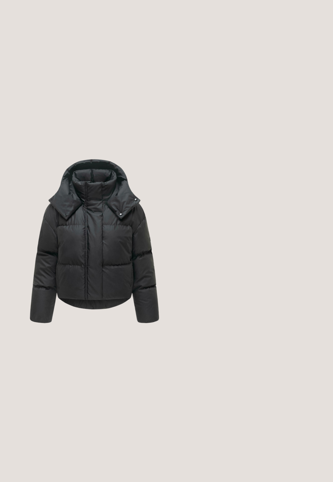 Sort polstret vinterjakke med høj krave og aftagelig hætte, lange ærmer og lynlåslukning foran.; Sort pullover sweat med halv-lynlås krave, lange ballonærmer, front kængurulomme og ribstrikkede manchetter og kant.; Sorte langærmede top med rund halsudskæring, lavet af blødt stof. Tæt siddende design med glat tekstur og minimalistisk stil.; Sorte tætsiddende leggings med højt liv og glat stof, vist fladt mod en hvid baggrund.; Sorte isolerede støvler med bred manchet i imiteret pels, tekstureret gummisål og krydslukkede snørebånd for en sikker pasform.; Sort quiltet taske med en blank finish, der har to korte håndtag og et lille blåt mærke. Firkantet form med vandrette striber.