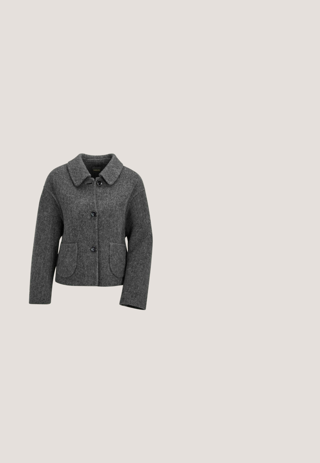 Veste en laine gris à chevrons avec un large col, trois boutons noirs, manches longues et deux poches plaquées à l'avant.; T-shirt noir à manches longues en tissu doux, avec un col rond et une coupe ajustée, sans motifs ni embellissements visibles.; Jean en denim noir à jambes larges avec une texture lisse, présentant une taille haute, une fermeture à deux boutons et un design de poche classique.; Bottines en cuir verni noir avec lacets à l'avant, semelle épaisse noire et fermeture éclair sur le côté. Présente une texture lisse et brillante et un bout rond.; Lunettes de soleil noires avec verres dégradés, de forme carrée, et une branche texturée noire et blanche à motif. Présente un accent en logo argenté.; Sac à main en cuir noir avec double poignée, poche zippée à l'avant et bandoulière large détachable noire aux bords beiges.