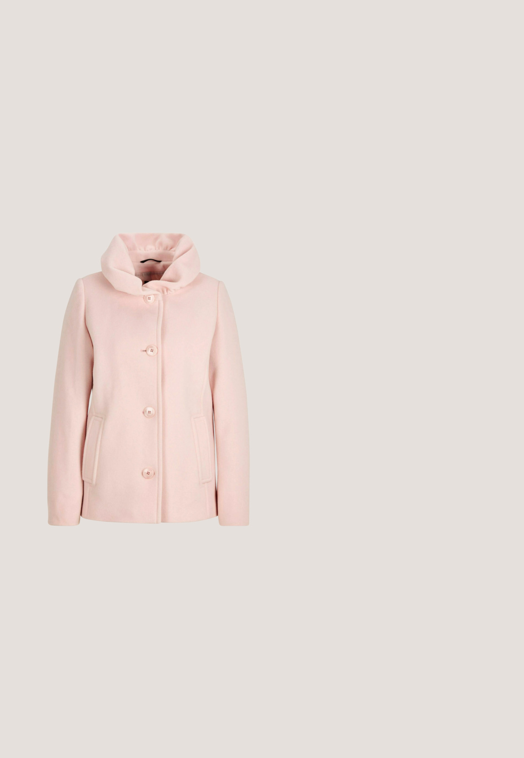 Lichtroze wollen jas met grote kraag, vier knopen aan de voorzijde en twee zijzakken, weergegeven op een neutrale achtergrond.; Losse roze blouse met lichtbruin palmbladmotief, ronde halslijn en wijde gerimpelde driekwart mouwen.; Katoenen pyjamabroek met een licht beige achtergrond en een rood toilepatroon dat pastorale taferelen uitbeeldt. Elastische tailleband en contrasterende zoom.; Roze sleehak espadrille met enkelriem, gevlochten juten zool en met strass bezette teenkap, zijaanzicht op witte achtergrond.; Ted Baker MAGDIE - Schoudertas - pl pink; Zwarte stoffen scrunchie met een geraffelde, gladde textuur, ontworpen om het haar op zijn plaats te houden.