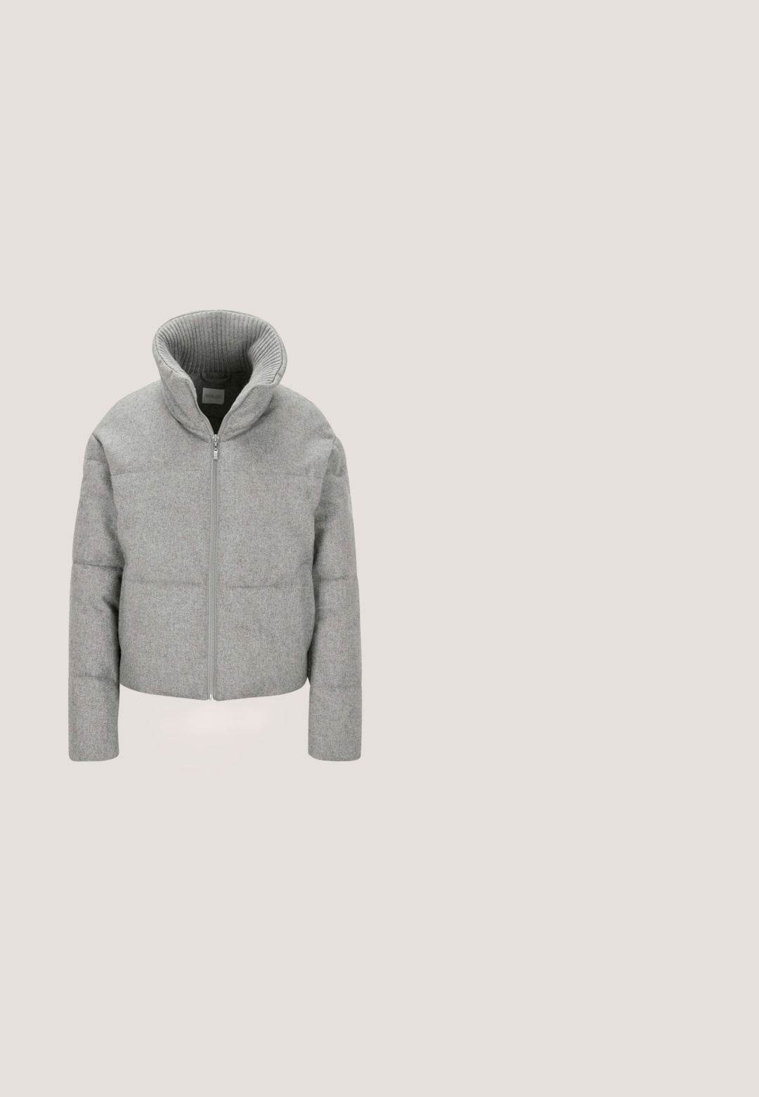 Hellgraue gesteppte Jacke mit Frontreißverschluss und hohem, geripptem Kragen, langen Ärmeln und leicht verkürzter Länge.; Schwarze Strickjacke mit einem Zopfmuster, Rundhalsausschnitt und Knopfschluss. Rippbündchen und Saum sorgen für einen verbesserten Sitz.; Schwarzes Langarm-T-Shirt aus weichem Stoff, mit Rundhalsausschnitt und figurbetontem Design, ohne sichtbare Muster oder Verzierungen.; Schwarze gerade Jeans, hochgeschnitten, aus Denim, mit einem vorderen Knopfverschluss und einem Fünf-Taschen-Design mit subtilen Nähdetails.; Schwarze, kurze Stiefeletten aus Wildleder. Mit runder Zehenpartie, gesteppten Details und einem weichen Innenfutter. Gummisohle für besseren Halt.; Schwarze Ledertasche in Halbmondform mit Trage- und Schulterriemen, Kontrastnähten und kleinem Metalllogo auf der vorderen Klappe.