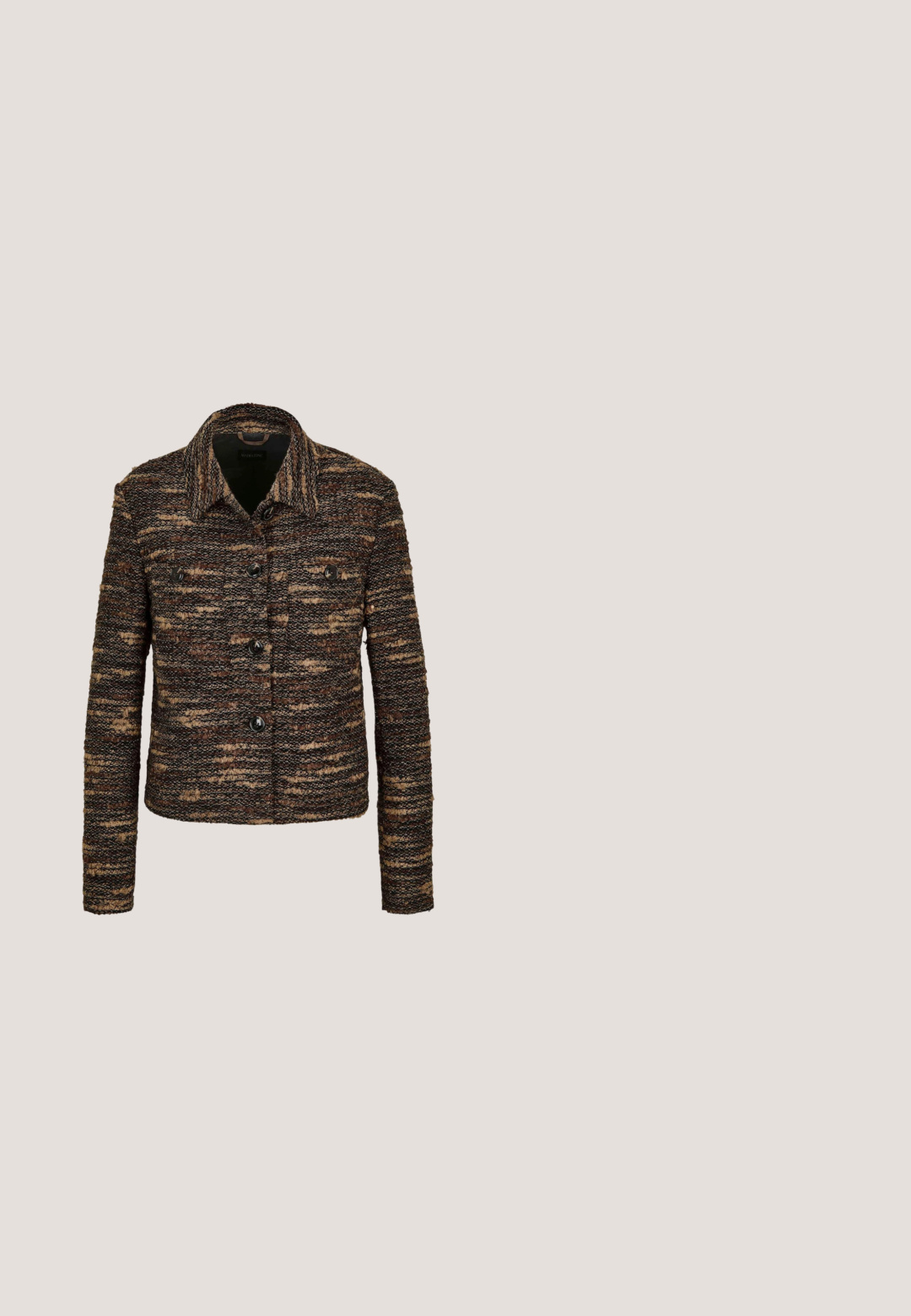 Bruine en zwarte gebreide jas met textuur, lange mouwen, knoopsluiting aan de voorkant, twee borstzakken en een klassieke kraag.; Gebreide vest in lichtbeige met een V-hals en korte mouwen. Heeft een kabelbreipatroon en pompon-accenten aan de zijkanten.; Gestreept overhemd in beige met witte en blauwe lijnen, met een kraag en een borstzak; lange mouwen met knoopsluiting.; Bruine gebreide rok met een flairdesign, elastische tailleband en subtiele textuur overal. De stof lijkt zacht en warm.; Donkerbruine leren brogue schoen met geperforeerde details en dikke zwarte profielzool, zijkant gezien op een witte achtergrond.; Bruine leren handtas met dubbele handvatten aan de bovenkant, een afneembare schouderband en subtiele hardwareaccenten. Gladde textuur met gestikte details.