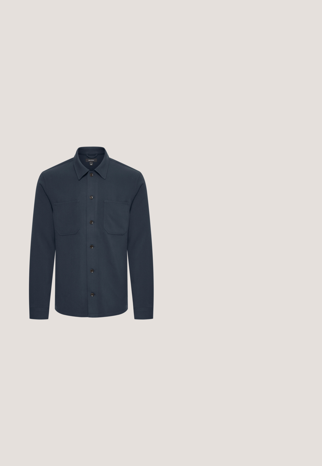 Matinique MAPELTON N - Suvejakk - dark navy; Lühikeste varrukatega särk tumesinises kangas, millel on kreemjas lille- ja paisley-muster, krae ja nööbiga esiosa.; Tumesinised kitsad ülikonnapüksid vööaasade, eesnupu ja luku sulgemisega, valmistatud sileda kangaga.; Tumesinise sametist espadrille slip-on jalanõud, millel on punutud jute talla, omavad minimalistlikku disaini, ilma nähtava riistvarata või mustriteta.; Ristkülikukujuline must tualett-tarvete kott esiküljel lukuga tasku, ühelt poolt kangast sangaga ja paremal serval väikese sildiga.; Tumesinist värvi kootud vöö tekstuurse mustriga, millel on nahast detail ja metallist pandl. Vastupidav ja paindlik mugavaks kandmiseks.