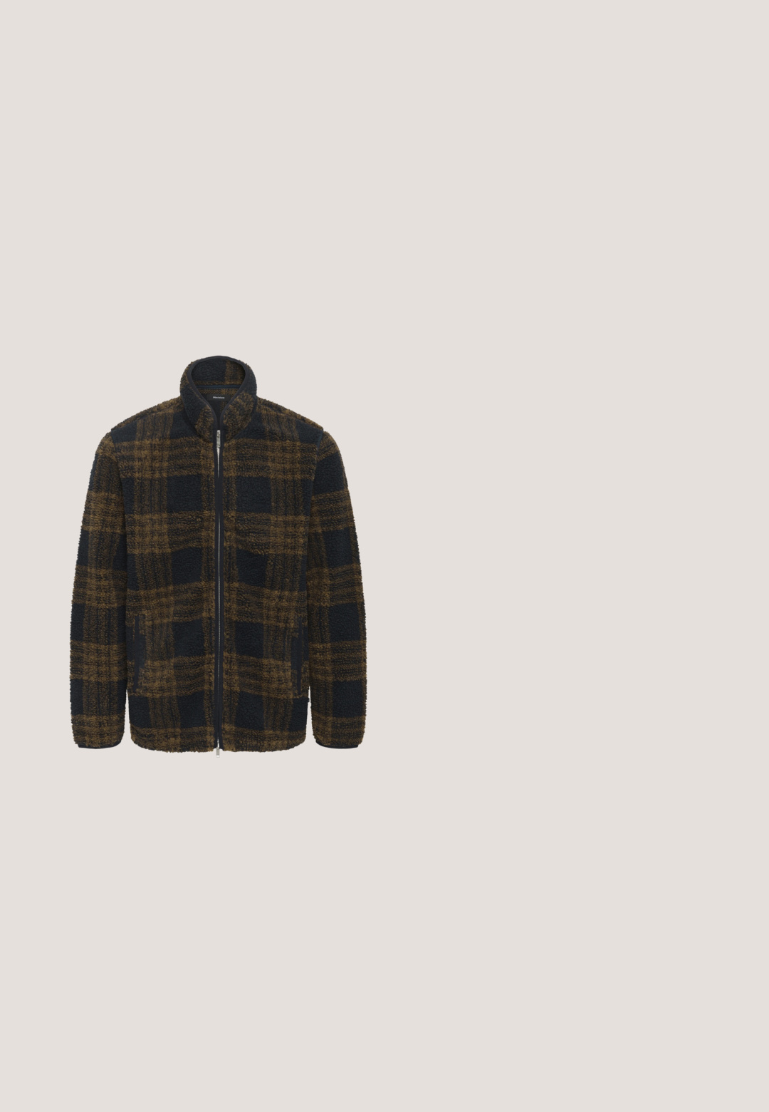 Brun og sort ternet fleecejakke med fuld frontlynlås og opretstående krave, vist på en hvid baggrund.; Strikket sweater i brun og blå med en ribbet tekstur, der har vandrette striber og en rund halsudskæring. Lange ærmer med ribbede manchetter.; Marineblå bomulds t-shirt, korte ærmer, rund halsudskæring, afslappet pasform, glat tekstur, ingen mønstre eller accenter. Standard unisex design.; Mørkeblå jeans med lige ben, gul syning, frontknap og lynlås, samt design med fem lommer.; Brune læder ankelstøvler med rund tå, snørebånd foran og struktureret overflade, der har en pull-tab og en robust sort sål.; Mørkebrun læder crossbody taske med justerbar rem, forreste lynlåslomme og metal logo "ALDO" på nederste front.