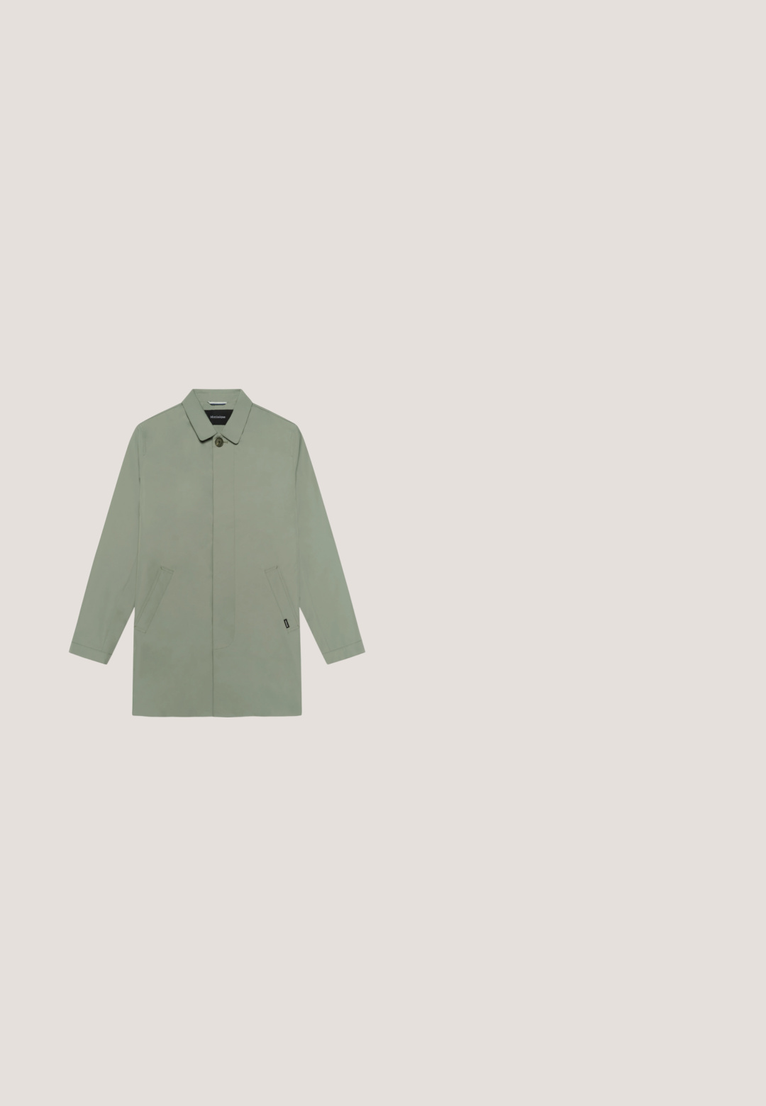 Trench-coat vert clair avec col, fermeture à boutons sur le devant et deux poches latérales. Texture lisse, design moderne et style minimaliste.; Pull en tricot vert clair à manches longues avec col et courte fermeture éclair frontale, coupe ajustée, de la marque Lindbergh.; Polo à manches courtes vert clair avec col et patte à deux boutons, présenté sur fond blanc.; Shorts vert clair arrivant aux genoux avec passants pour ceinture, fermeture avant à boutons et poches latérales, présentés sur un fond blanc.; Botte de pluie en caoutchouc verte avec un design haut, finition texturée, accent marron en haut et semelle robuste pour une meilleure traction.; Sac bandoulière rectangulaire vert olive avec rabat, sangle noire réglable et petite étiquette de marque noire à l'avant.