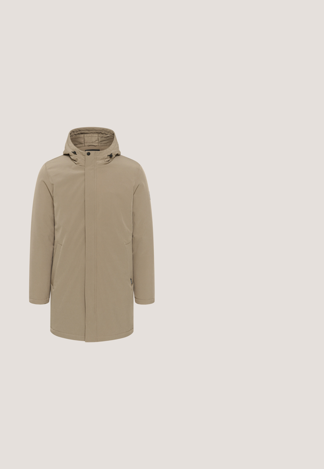 Manteau imperméable beige avec capuche, fermeture à boutons sur le devant et deux poches latérales. Présente une texture lisse et un design minimaliste.; T-shirt à manches longues et col rond en beige clair, fabriqué dans un tissu texturé avec un motif en quadrillage subtil. Comprend des ourlets et des poignets renforcés.; Chemise en velours côtelé vert avec un col boutonné, des manches longues, une poche sur la poitrine gauche et des boutons blancs. Finition texturée.; Jean en denim gris clair avec un lavage délavé, bouton devant, fermeture éclair et design à cinq poches, présenté à plat sur fond blanc.; Bottine en suède beige avec un bout rond, des panneaux latéraux élastiques et une languette en tissu, reposant sur une table en bois.; Sac bandoulière compact vert olive avec poche avant, sangle noire réglable, fermeture zippée et plaque logo Calvin Klein.