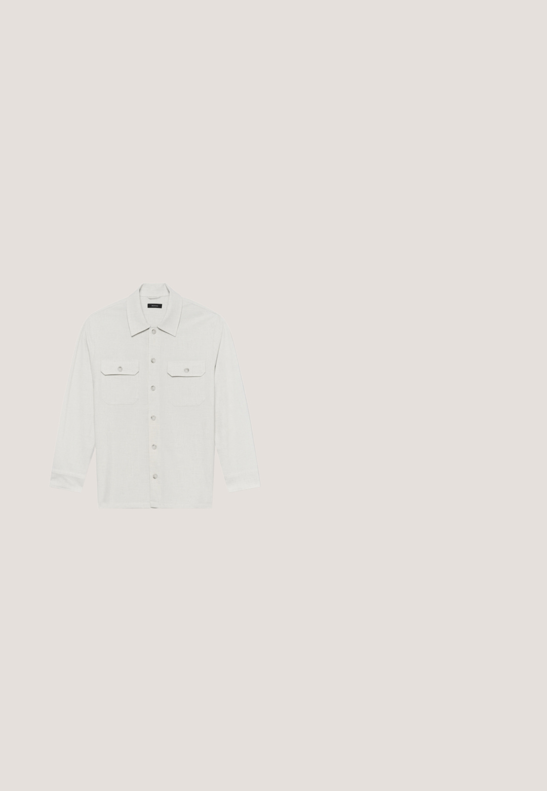 Svetlo béžová košeľa na gombíky s dlhými rukávmi, dvoma vreckami na hrudi s klopami na gombíky a klasickým golierom.; Ľahký, rebrovaný sveter s dlhým rukávom v off-white farbe. Má okrúhly výstrih, rovný strih a jemnú logo značku v spodnej ľavej časti.; Biele tričko s krátkym rukávom a okrúhlym výstrihom s čiernym logom "Marc O’Polo Denim" potlačeným na ľavej strane hrude.; Hnedé nohavice s rovnými nohavicami so systémom piatich vreciek, kovovým hardvérom a hladkou textúrou. Tkanina má jemný, rovnomerný vzor.; Čierne kožené Chelsea čižmy s textúrovaným povrchom, elastickými bočnými panelmi a pútkami. Pevná podrážka a elegantný špicatý tvar.; Hnedá kožená toaletná taška s textúrovaným povrchom, zipsom a bočnou rukoväťou. Obdĺžnikový tvar, hladké hrany, minimálne detaily brandingu.