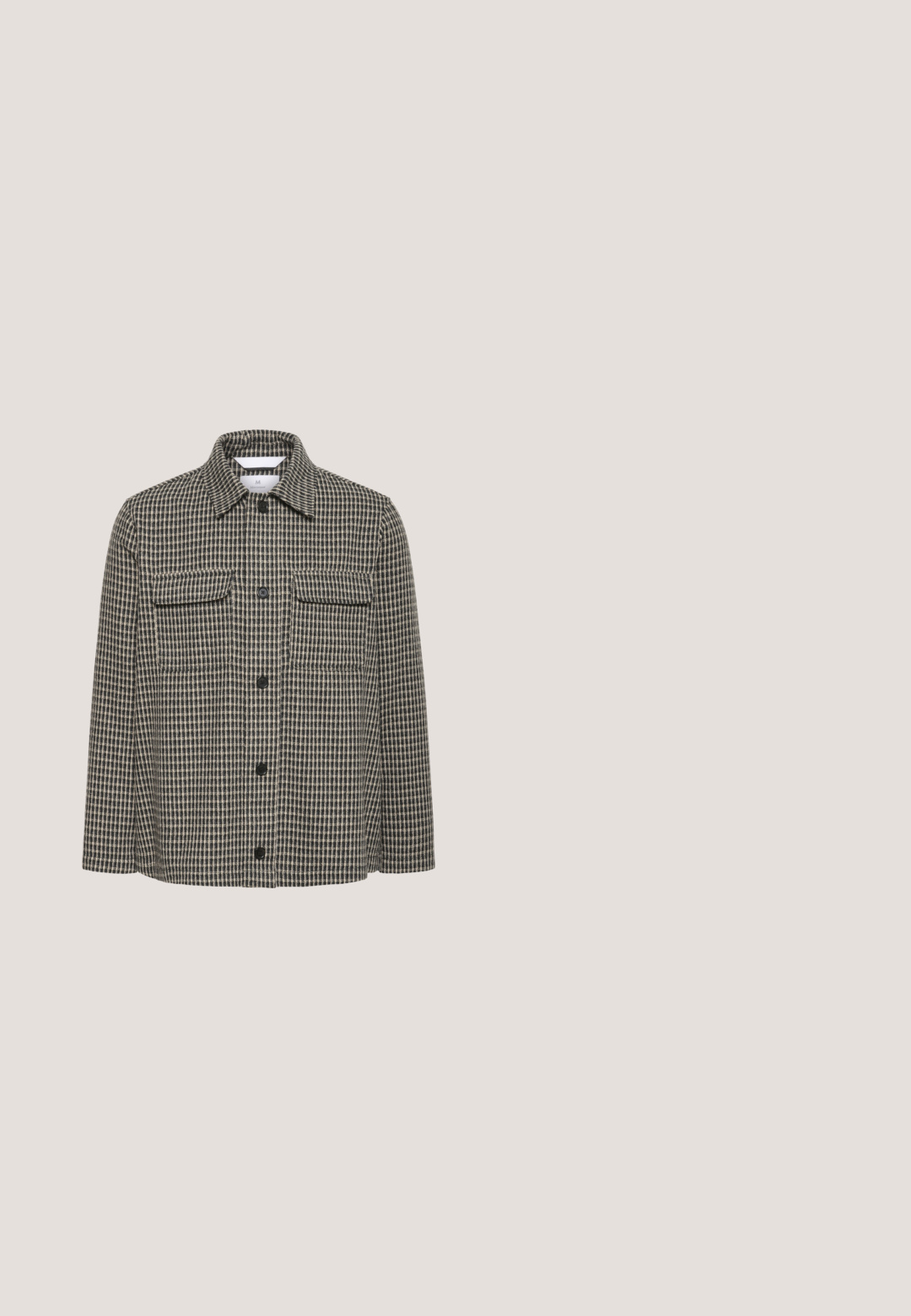 Veste à boutons avec un motif à carreaux noir et beige, deux poches à rabat à l'avant et un col classique.; Polo beige à manches longues avec poignets côtelés, col et deux boutons sur la patte de boutonnage.; Pull-over en maille marron à manches longues avec un ourlet et des poignets côtelés, doté d'une patte de boutonnage à trois boutons et d'une coupe décontractée.; Un pantalon marron foncé en tissu doux. Présente une taille élastique avec une fermeture à bouton et un design à jambe droite.; Bottes Chelsea en cuir marron avec des panneaux latéraux élastiques, des détails brogue le long de l'orteil et une semelle en caoutchouc texturé avec un talon en bois.; Sac bandoulière en cuir brun foncé avec poche zippée à l'avant et sangle noire réglable sur fond blanc.
