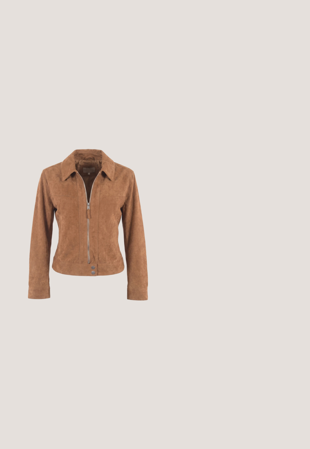 Chaqueta de ante marrón con cremallera completa en la parte delantera, cuello ancho, mangas largas y dos botones a presión en el dobladillo inferior.; Vestido largo y ligero con un patrón floral en verde azulado y blanco. Presenta un escote alto, mangas largas y un dobladillo decorativo dorado.; Bota alta de ante marrón con puntera puntiaguda y tacón apilado de altura media sobre un fondo liso y claro.; Gafas de sol carey marrón con lentes cuadradas degradadas y el logotipo dorado "ALDO" en la varilla, sobre un fondo claro.; Bolso de hombro de ante marrón con una forma curva, que presenta un acento de cadena dorada y un cierre de solapa. Textura suave, correa ajustable.; Paare de pendientes brillantes de color marrón en forma de lágrima con sutiles patrones más oscuros sobre un fondo blanco.