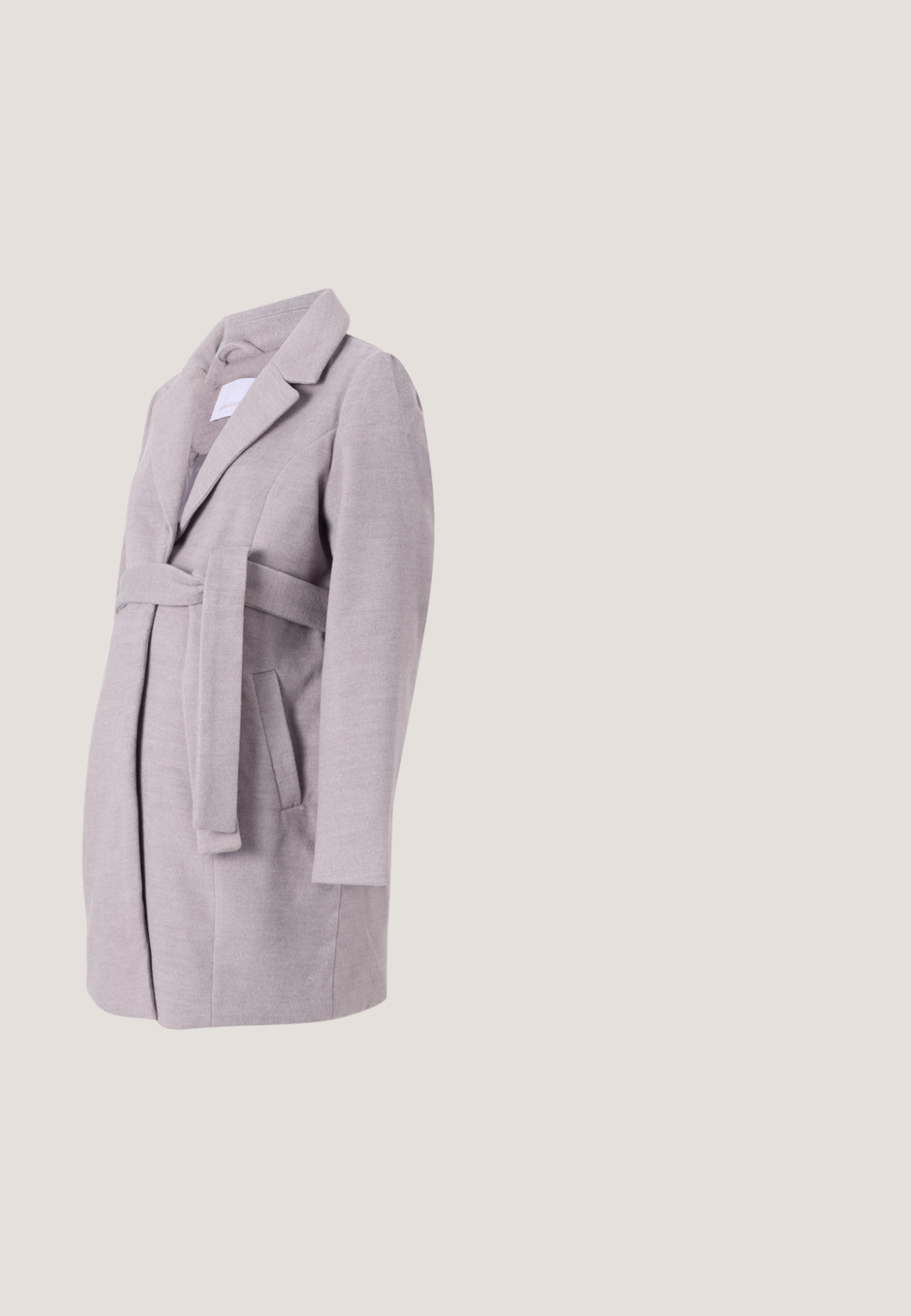 Lys grå bæltefrakke med krave, sidelommer og lange ærmer, lavet af blødt, struktureret stof, med et moderne skræddersyet design.; Hvid graviditetsbluse med teksturerede prikket, knaplukning, V-hals og rynket talje. Tøndler lange, gennemskinnelige ærmer og blødt stof.; Graviditetsjeans i mørkegrå denim med en strækbart talje, med slidte detaljer og et slim-fit design.; Lyserød laklæder mokkasin med hvid gummisål, dekorative snørebånd og syningsdetaljer langs kanterne.; Brun læder skuldertaske med en glat tekstur, der har et beslag i guldton og synlig detaljering langs kanterne.; Guldøreringe med en rund perle og en sløjfeformet charm. Perlen har en glat overflade, mens sløjfedesignet er strømlinet og poleret.