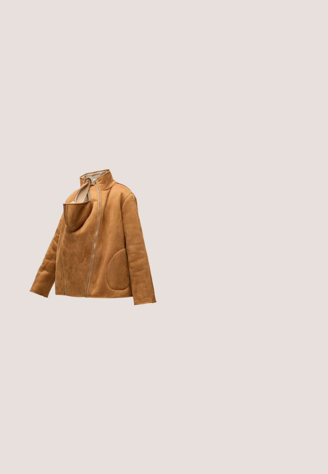 Braune Wildlederjacke mit einem Reißverschluss vorne und einer großen markanten Beuteltasche auf der linken Seite, gezeigt vor einfachem Hintergrund.; Cremig-gestreifter Umstandsoberteil mit kurzen Ärmeln und Polo-Kragen, der dafür designed ist, bequem über einen wachsenden Babybauch zu passen.; Braune, weit geschnittene Umstandshosen mit elastischem, eng anliegendem Bund und Falten, entworfen für Komfort und Unterstützung während der Schwangerschaft.; Braune gerippte Kniestrümpfe kombiniert mit braunen Wildleder-Mary-Jane-Schuhen mit einem dekorativen Riemen und einer Schnalle, getragen mit einem dunklen Mantel.; Braune rechteckige Schultertasche mit langen Trägern und minimalen Steppnähten vor einfarbigem Hintergrund.; Zwei glatte, verdrehte Metallringe, einer aus Gold und der andere aus Silber, nebeneinander auf einem schlichten weißen Hintergrund präsentiert.