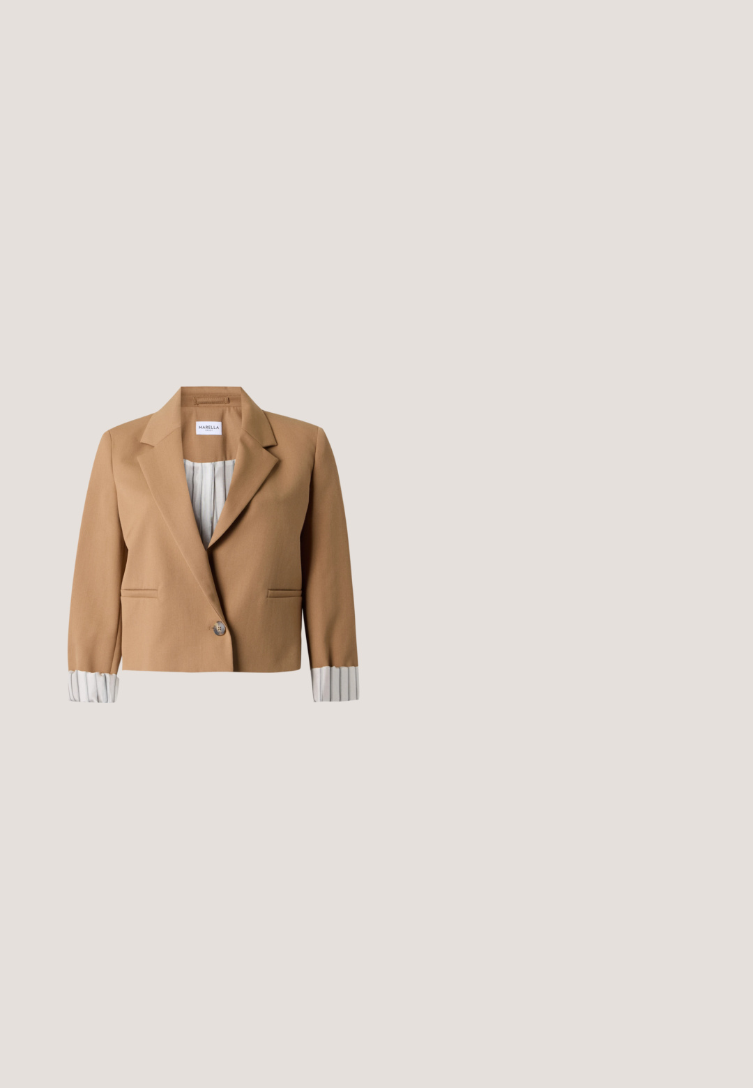 Blazer court marron clair avec un bouton unique, col cranté et doublure rayée visible aux manches retroussées et à l’intérieur.; Polo marron en maille côtelée à manches courtes, avec col et six boutons devant bordés d'un fin liseré blanc.; Mini-jupe imprimé léopard avec une texture douce, motif marron et noir sur fond beige, silhouette ajustée et bords nets.; Escarpin à talon haut marron à motifs avec un bout rond noir et un talon carré, présentant une texture lisse semblable à du cuir.; Sac bandoulière en daim marron avec sangle en chaîne dorée, clous dorés, détails de couture, et fermoir rectangulaire doré gravé du nom de la marque.; Boucles d'oreilles dorées au design de feuille torsadée, ornées de petits pierres scintillantes, et maintenues par un fermoir à tige.