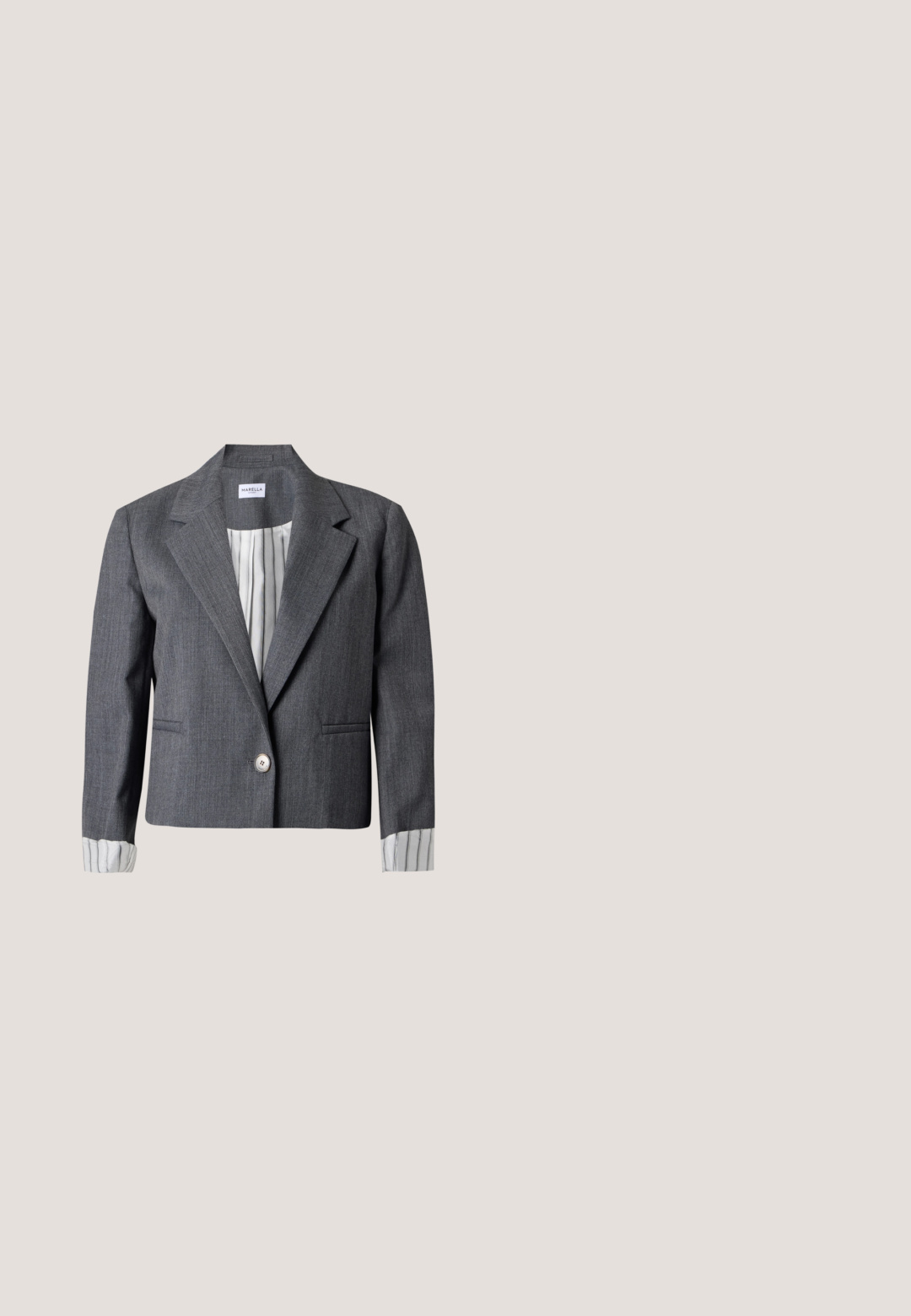 Blazer gris sur mesure avec un bouton, revers crantés, deux poches avant et doublure blanche rayée visible aux poignets et à l'intérieur du col.; Débardeur noir sans manches à encolure carrée avec larges bretelles et ourlet légèrement évasé, présenté sur un fond clair uni.; Jupe crayon noire avec une texture lisse, de forme droite, et un ourlet à hauteur des genoux. Aucun motif ni détail matériel visible.; Escarpin à talon haut en cuir noir à bout pointu avec talon aiguille sur un fond clair uni.; Sac à main en cuir noir avec une forme structurée, présentant une texture lisse, des coutures décoratives et une bandoulière amovible.; Boucles d'oreilles clips en métal argenté torsadé avec une finition lisse et brillante, présentant un design moderne et abstrait en spirale.