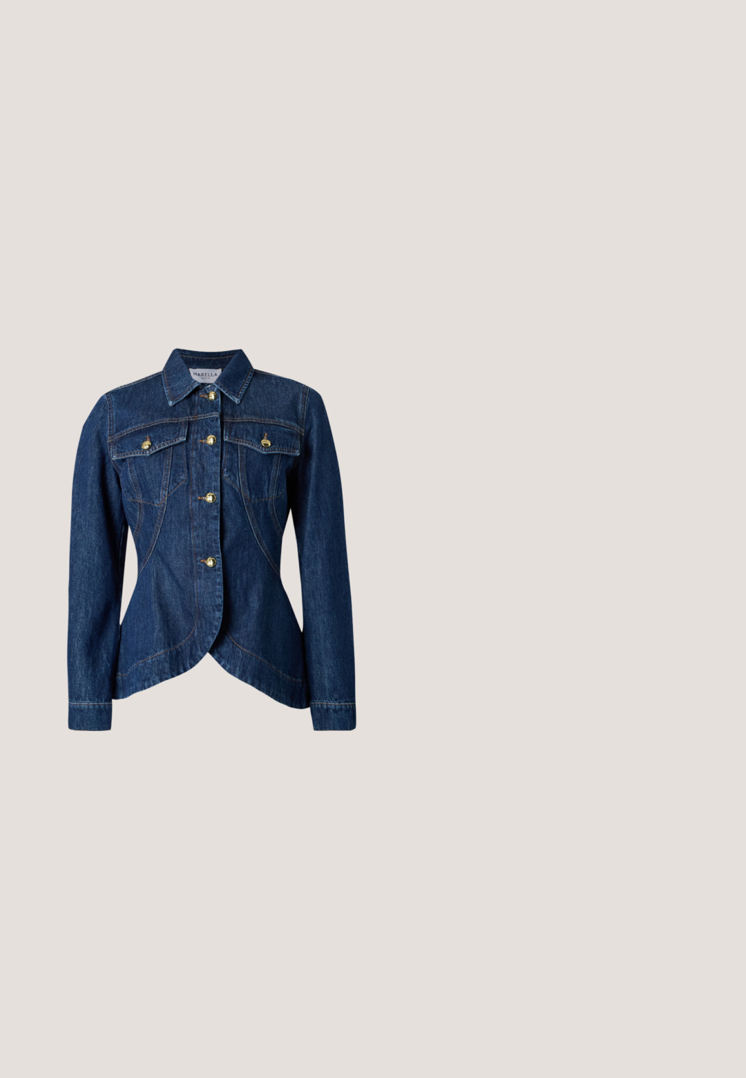 Mørkeblå denimjakke med lange ærmer, spids krave, gyldne knapper foran, to brystlommer med knappelåg og buet kant.; Kortærmet ribstrikket poloshirt i lys gul med fire knapper og hvid blondekant nederst.; Mørkeblå vidde denimjeans med høj talje og to frontlommer med klap og knaplukning.; Pretty Ballerinas MURABI - Slingback-ballerinasko - brown; Brun ruskindstaske med to håndtag, justerbar skulderrem, guldfarvet beslag og lille hængelåsdetalje på en ensfarvet baggrund.; Guldtonede metaløreringe med en rund kuppelform. Hver enkelt har et logo prentet på den glatte overflade, der subtilt reflekterer lyset.