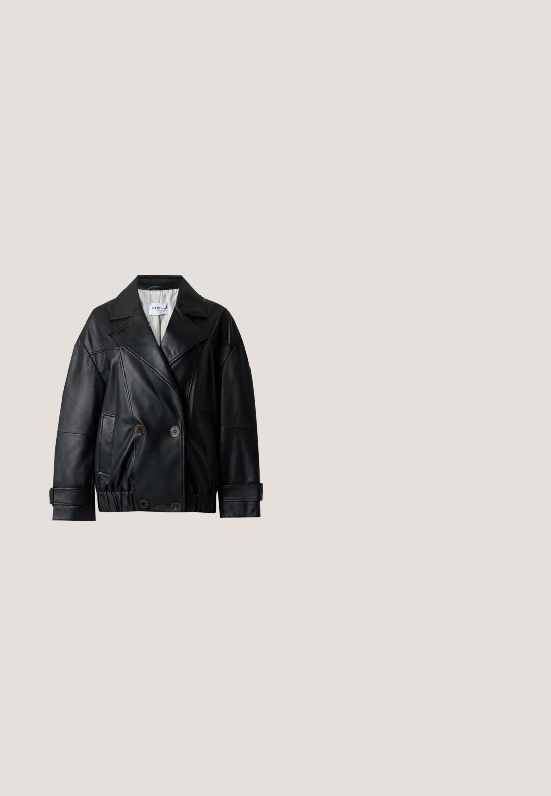 Schwarze Leder-Doppelreiherjacke mit breiten Revers, Knopfverschluss, Seitentaschen und elastischem Saum, abgebildet vor einfarbigem Hintergrund.; Schwarzes Wickelkleid mit langen Ärmeln, V-Ausschnitt, Gürtelschlaufen in der Taille, glatter Stoff und einem fließenden Saum.; Schwarzer Slipper aus Lackleder mit spitz zulaufender Kappe, T-Riemen und niedrigem, schrägem Blockabsatz vor weißem Hintergrund.; Schwarze achteckige Sonnenbrille mit dunklen Gläsern und goldenen Logoakzenten an den Scharnieren, auf einer hellen Oberfläche präsentiert.; Schwarze Leder-Clutch mit geraffter Textur, silberfarbener Metallrahmen, Druckverschluss und Kettenriemen. Glatte, weiche Oberfläche.; Paar rechteckige schwarze Steinohrringe mit goldfarbenen Metallrahmen und perlenbesetzten Rändern auf schlichtem weißem Hintergrund.