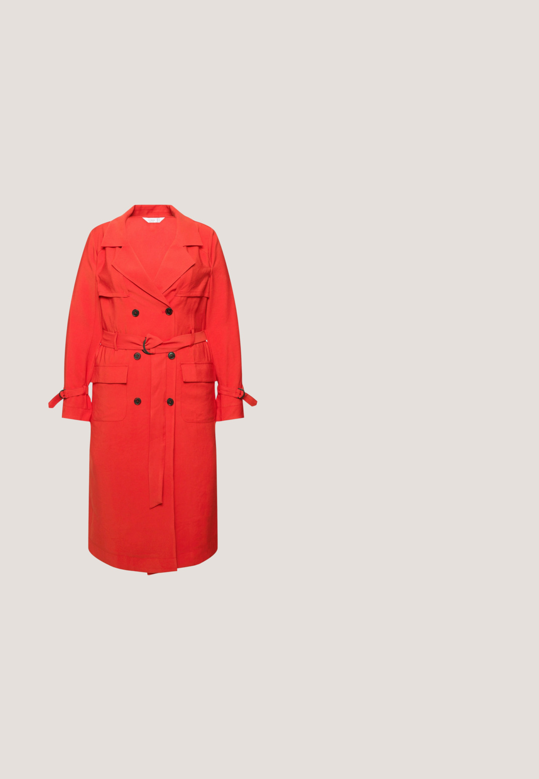 Rød lang trenchcoat med dobbeltradede sorte knapper, bælte i taljen, store forlommer og krave. Ærmerne har justerbare stropper.; Rød og beige mønstret kjole med krave, trekvartærmer og geometriske design over hele stoffet.; tuiggi Milano Pumps - rosso; Oversized sekskantede solbriller med bordeauxrammer, gradient brune linser og tynde gyldne stænger med dekorative detaljer nær hængslerne.; Rød læderclutch med en struktureret form, der har et fremtrædende gyldent bogstav "M" på forsiden og gyldne hardwaredetaljer.; Røde kirsebærformede stud-øreringe med glitrende finish, guldfarvede metalstænger og grønne emaljeblade. Kirsebærdetaljer fremhæver designet.