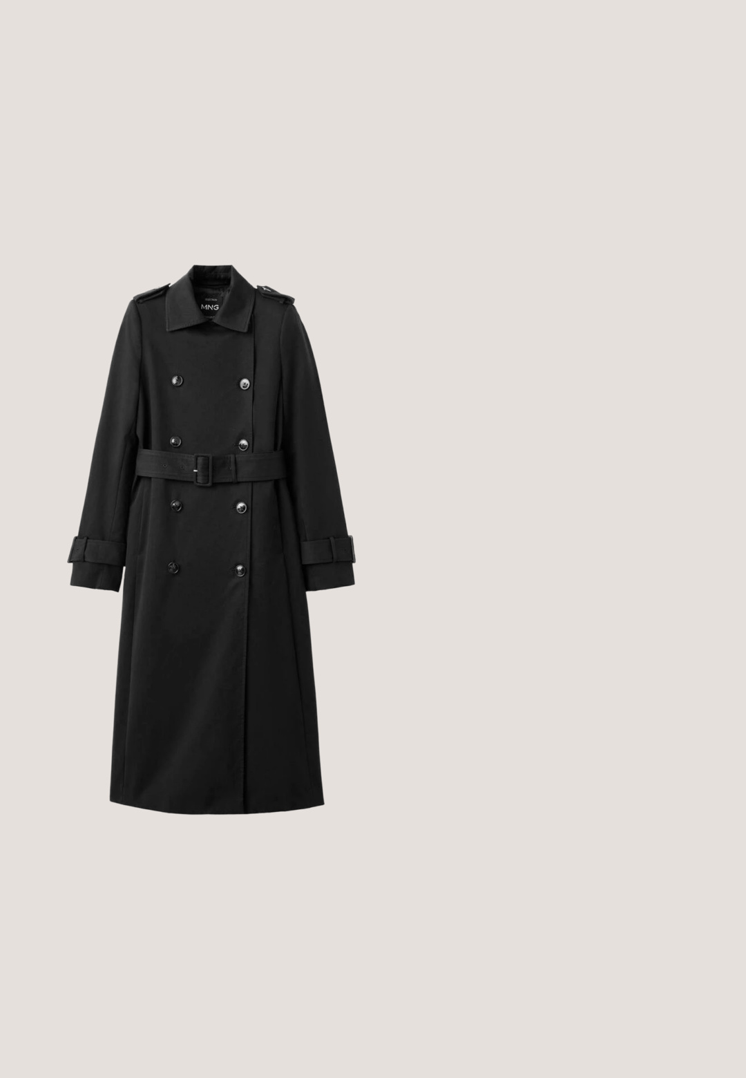 Manteau noir avec un design à double boutonnage, épaulettes, taille ceinturée et accents de boutons. Fabriqué en tissu lisse, il possède des manches longues.; Robe noire sans manches avec un décolleté en V, fermeture frontale à boutons, ceinture ajustable à la taille et ourlet évasé. Fabriquée en lin.; Escarpin en cuir noir avec un bout pointu et un talon bloc épais, présentant une texture lisse et un design minimaliste.; Lunettes de soleil avec monture carrée noire, verres dégradés gris et branches à motifs multicolores reposant sur une surface blanche.; Sac à main Valentino noir avec poignées tressées, bandoulière réglable et logo doré sur le devant, forme rectangulaire structurée.; Bracelet délicat en chaîne d'or avec un pendentif central en forme de trèfle à quatre feuilles et une fermeture réglable ornée d'un petit pendentif en forme d'oiseau.