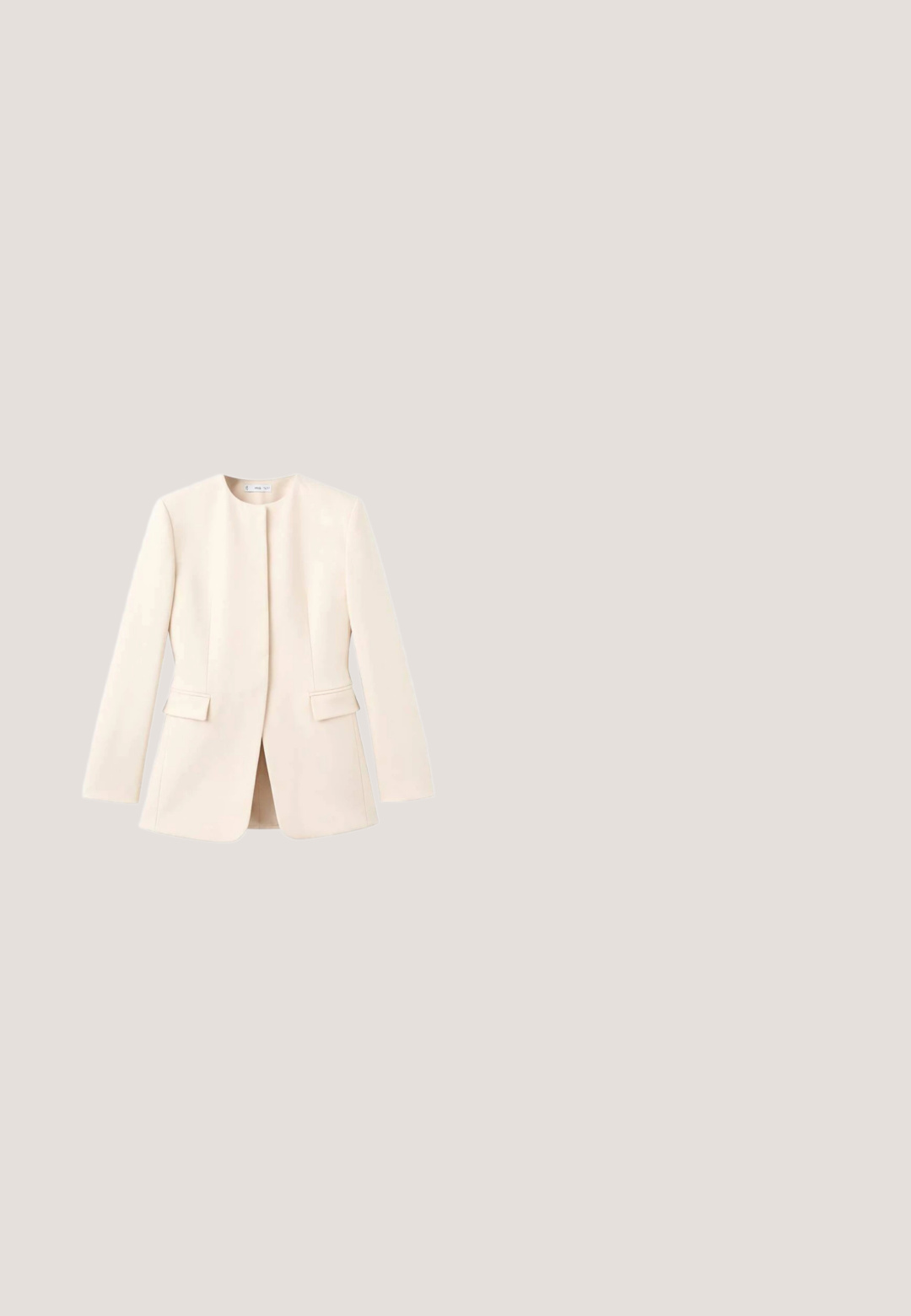 Lichtbeige op maat gemaakte jas met een getailleerd ontwerp, ronde halslijn en voordozen. Gladde stof met een minimalistische esthetiek.; Mouwloze witte jumpsuit met wijde pijpen, ronde hals en smalle zwarte riem in de taille, weergegeven op een witte achtergrond.; Nude lakleren hoge hak sandaal met een dunne enkelband en ronde gesp, open teen ontwerp en een slanke stilettohak.; Zonnebril met gouden metalen montuur, grote vierkante bruine lenzen met verloop en dunne pootjes met perzikkleurige uiteinden.; Beige gestructureerde handtas met een geknoopte handgreep en afgeronde driehoekige vorm, weergegeven op een witte achtergrond.; Delicate gouden kettingarmband met drie witte emaille bloemen in het midden en een kleine ronde bedel gegraveerd met de letter "F".