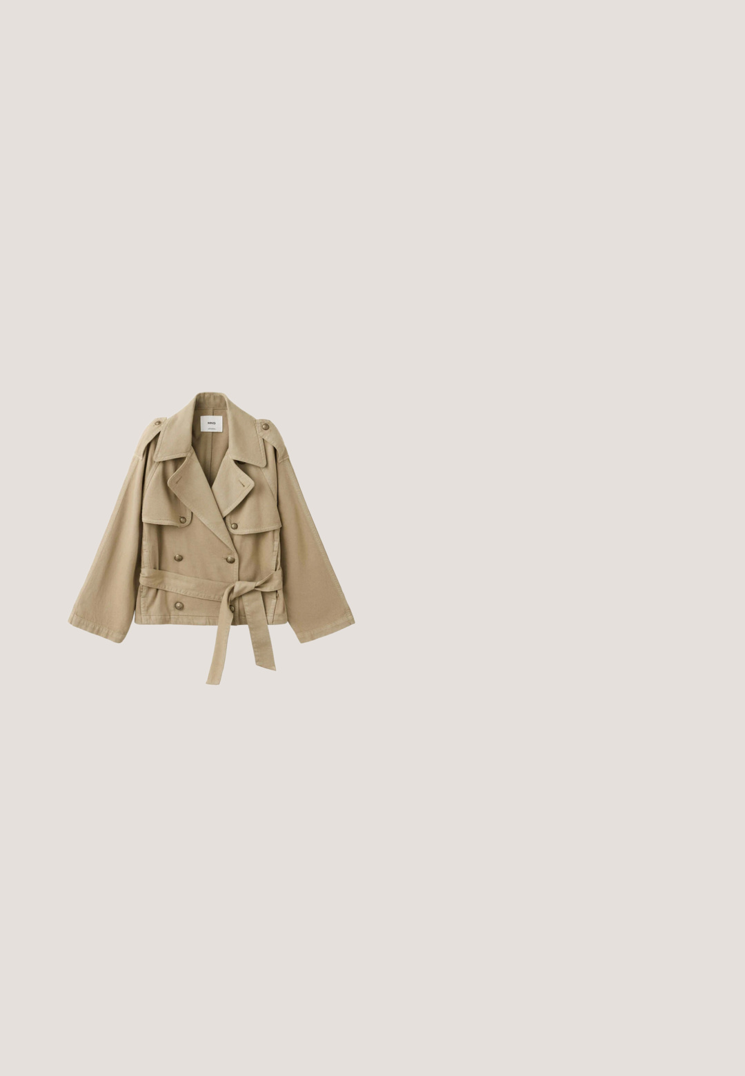 Beiger, kurz geschnittener Trenchcoat mit breiten Revers, doppelreihigen Knöpfen, Schulterklappen und gebundenem Taillengürtel auf einfarbigem Hintergrund.; Ärmelloser Jumpsuit mit weitem Bein und tropischem Blumenmuster in Grün-, Beige- und Brauntönen sowie geflochtenen Trägern.; Roségoldene Rutsch-Sandalen mit zwei verstellbaren Metall-Schnallen, Kork-Fußbett und weißer Gummisohle. Glatte metallische Oberfläche, offene Zehenspitze.; Quadratische Schildpatt-Sonnenbrille mit dunklen Gläsern und goldfarbenen Metallbügeln, schräg auf weißem Hintergrund.; Gelb-weiß gestreifte gewebte Tragetasche mit zwei Griffen und pink besticktem Text „wild like the sea“ auf der Vorderseite.; Goldfarbiges, verstellbares Armband mit einem vierblättrigen Kleeblatt-Anhänger an einer feinen Kette und beige Kordelverschluss mit kleinen goldenen Perlen.