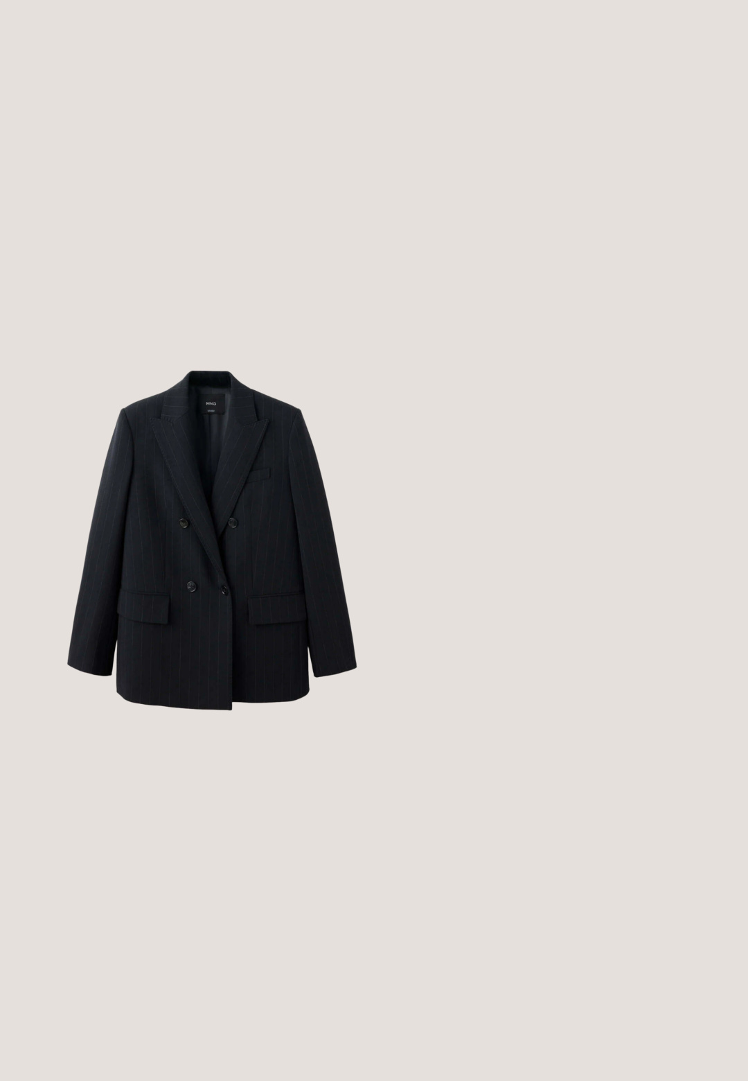 Blazer negro cruzado con finas rayas, solapas anchas, dos bolsillos delanteros con tapeta y cuatro botones en la parte delantera.; Top negro asimétrico hecho de tela suave, con fruncido lateral y un acento de anillo dorado en el hombro. Etiqueta visible en el interior.; Pantalones negros con un diseño de pierna recta, fabricados en tejido suave. Presentan una cinturilla con pasadores para cinturón y sin marcas ni adornos visibles.; Zapato de charol negro con punta afilada, tacón bajo y un acento de hebilla metálica. Textura suave y diseño sin costuras.; Gafas de sol rectangulares negras con lentes oscuras y detalles dorados en las patillas sobre un fondo claro y liso.; Bolso Valentino negro con asas trenzadas, correa ajustable y logo dorado en el frente, forma rectangular estructurada.