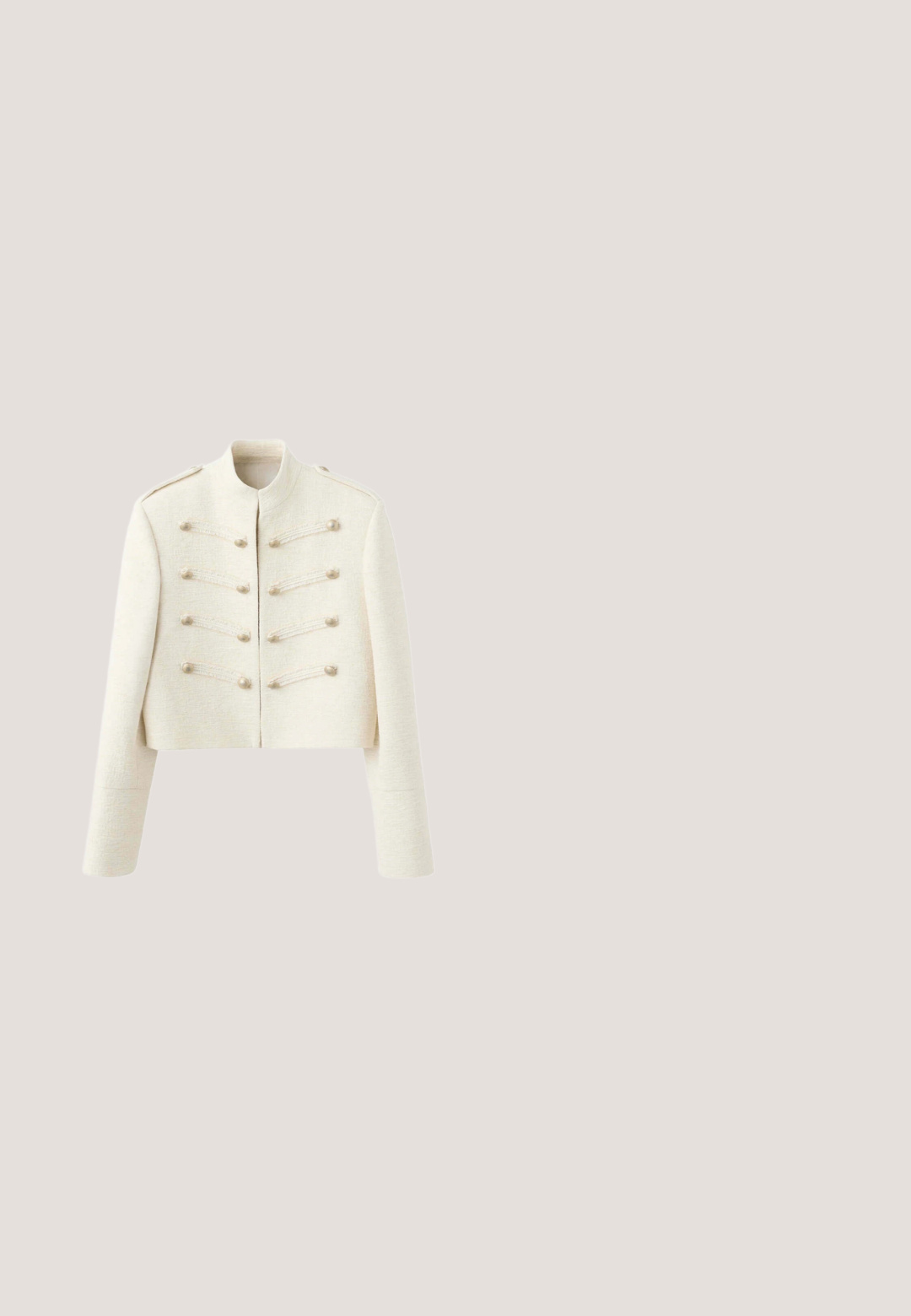 Veste courte couleur crème avec col montant, manches longues et détails décoratifs de boutons horizontaux à l'avant.; Haut court à manches courtes en côte avec bordure en dentelle festonnée le long d'un décolleté en V profond.; Jeans blancs à jambe large en denim avec un devant plat, deux poches avant et une fermeture à bouton, présentant une coupe droite et sans motifs visibles.; Escarpins beige en cuir, à bride arrière, avec un bout pointu et un talon fin. Présentent un design ajouré et une boucle pour un ajustement réglable.; Sac à main en cuir blanc matelassé avec fermoir doré à verrou tournant et bandoulière chaîne dorée avec coussinet en cuir, sur fond blanc.; Elli SEASTAR BEACH FOOTCHAIN - Bracelets de cheville - gold-coloured