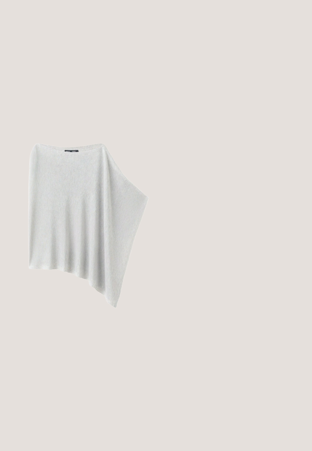 Lichtgrijze gebreide poncho met een boothals en een asymmetrische zoom, gedrapeerd op een witte achtergrond.; Lichtgrijze gebreide cardigan met geribbelde structuur, lange mouwen, V-hals en zes donkere knopen aan de voorkant, met label "Next" aan de binnenkant van de kraag.; Lichtgrijze gebreide stof met een textuur van fijne strepen en kleine gaatjes, met een gladde achterkant en zonder zichtbare bevestigingsmiddelen.; Lichtgrijze wijd uitlopende cropped broek met een zijstrikdetail, een platte voorkant en een subtiele gestructureerde stof.; Grijze suède herenslipper met een lage zwarte zool, gestikte details en een decoratieve band over de bovenzijde.; Lichtgrijze leren tote bag met twee lange handvatten en goudkleurige metalen accenten op de riemen.