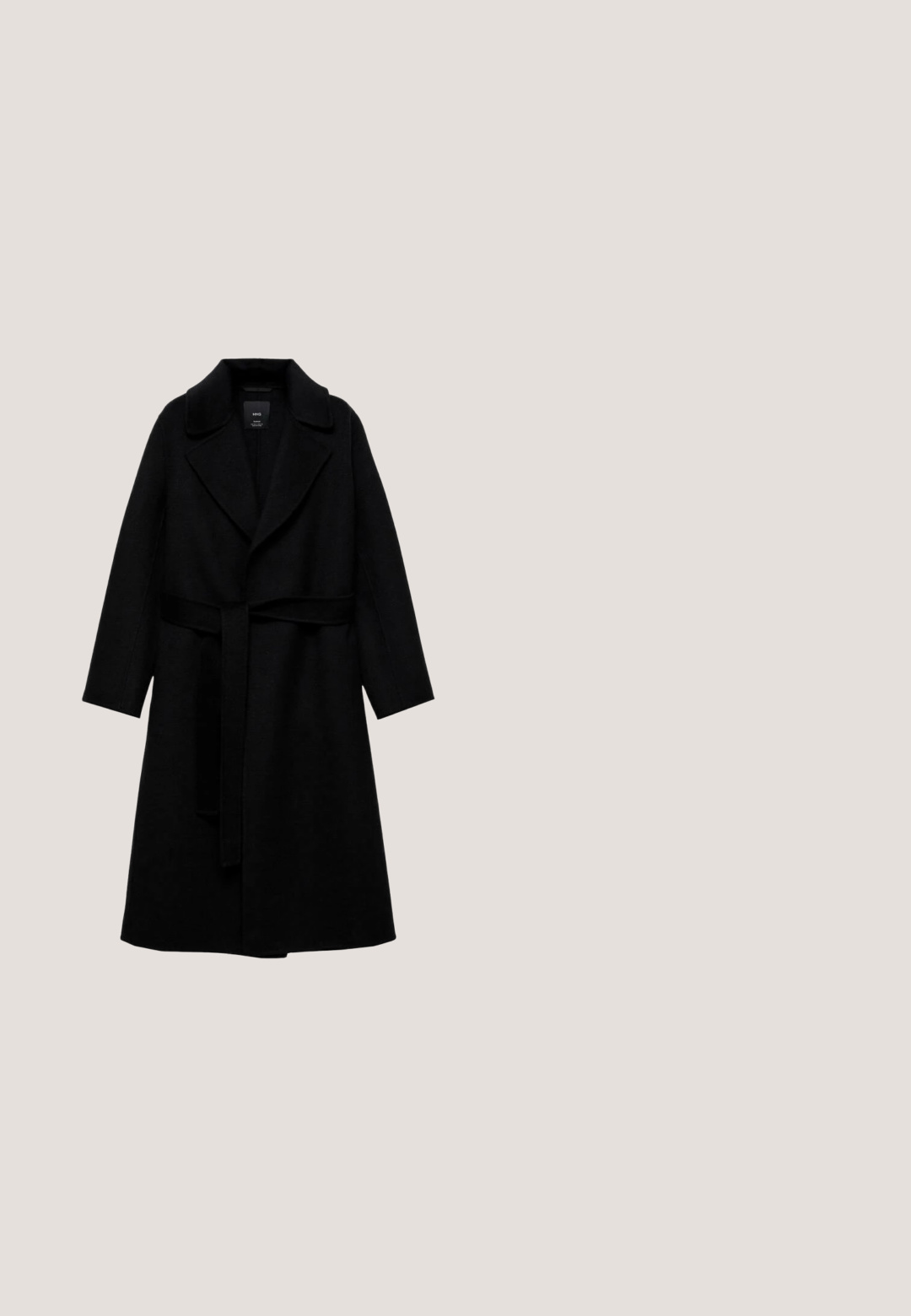 Sort uldblandingsfrakke med notched krave, lange ærmer og et matchende bælte i taljen. Har et minimalistisk design og en glat tekstur.; Sort ærmeløs jumpsuit med rund halsudskæring, sidesøm og skjult lynlås i ryggen. Fremstillet af glat stof med bred benåbning.; Sorte slingback pumps med spids tå, lavet af tekstureret syntetisk materiale, med en slank hæl og et åbent sides_design.; Sorte firkantede solbriller med gradientlinser, der har guldaccenter på stængerne og en glat plastfinish.; Sort læderclutch med guldfarvet metalramme og tryklukning på hvid baggrund.; Guldarmbånd med et cirkulært vedhæng med flerfarvede ædelsten og hul center. Inkluderer en hummerlås og en rund logo-tags.