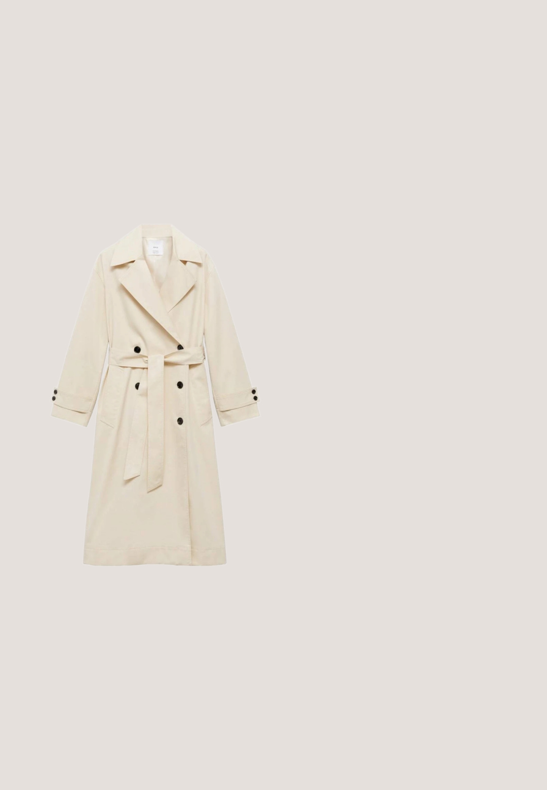 Beige trenchcoat van matte stof, dubbelzijdig met zwarte knopen, brede revers, lange mouwen, strikband en zijzakken.; Roomy romper met korte mouwen in crème met zwarte polka dots, V-hals, elastische taille en een keyhole knoopsluiting aan de achterkant.; Zwarte platformsandaal met twee brede banden en een gouden gesp op een donkerbruine, getextureerde zool met een lichte hak.; Vierkante schildpadzonnebril met donkere verloopglazen en een klein gouden logo op de pootjes tegen een witte achtergrond.; Geweven stro tasje met zwarte leren voorvak en met studs versierde zwarte leren handvatten die onder de rand van het tasje uitsteken.; Roze gouden armband met ketting, met vier zwarte klavervormige inzetstukken en een verstelbare sluiting.
