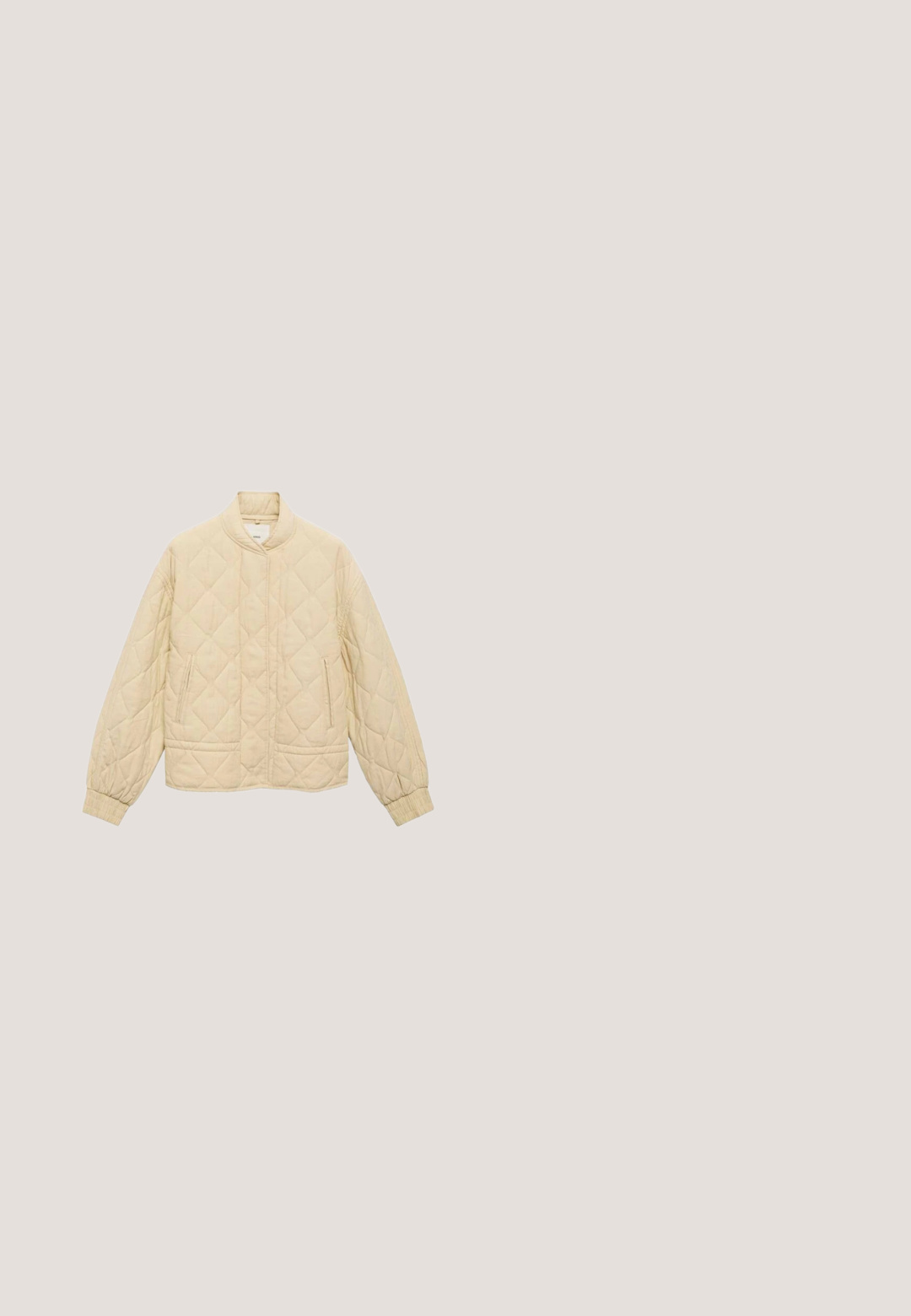 Gepolsterte Jacke in hellem Beige mit Stehkragen, elastischen Bündchen und zwei Fronttaschen. Mit Rautenmuster über den gesamten Stoff.; Ärmelloses, hellgrünes, knielanges Kleid mit tailliertem Oberteil und ausgestelltem Rock, das dezent gerafft an der Taille ist.; Beige High-Heels mit einem ausgeschnittenen, gewellten Design und einem Knöchelriemen. Sie verfügen über eine glänzende Oberfläche und eine schwarzspitzige Ferse.; Braune, klobige, quadratische Sonnenbrille mit braunen Verlaufsgläsern; schwarze Bügel mit silbernen Akzenten; transparenter, strukturierten Rahmen.; Weiße gewebte Schultertasche mit zwei kleinen seitlichen Reißverschlusstaschen und einem einzelnen oberen Griff.; Beige Satin-Haargummi mit glatter, glänzender Textur und einem kleinen goldenen Ringdetail in den Stofffalten.