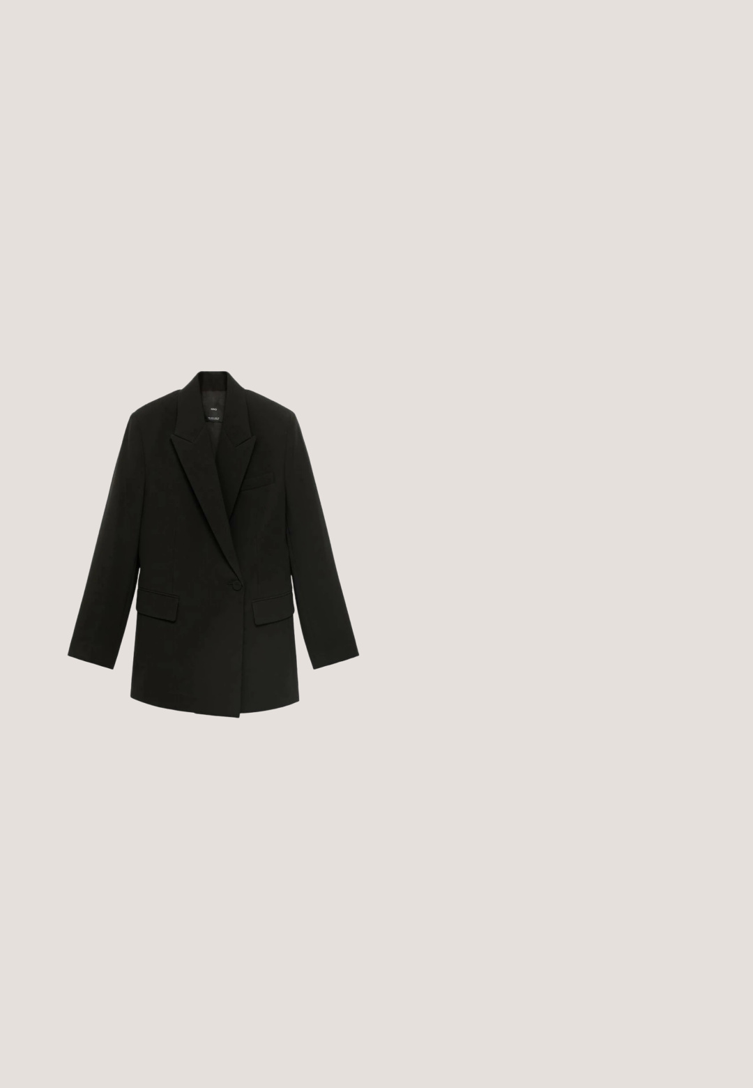 Sort blazer med spidse revers, enkelt knaplukning og to forlommer. Har strukturerede skuldre og en lidt oversized pasform.; Sort ærmeløs top med dobbelte tynde stropper på hver skulder og en lige halsudskæring.; Sort omslagsnederdel lavet af tekstureret stof med knyttet talje, lige silhuet og en let frynset kant. Ingen synlige mønstre eller accenter.; Sort glidesandal med blødt krydsrem-design, flad sål og minimalistisk æstetik. Fremstillet af slidstærkt gummimateriale.; Sorte, kantede solbriller med mørke linser og en blank finish. Har et tyndt metalaccent ved næsebroen og rektangulære arme.; Sort vævet håndtaske med et enkelt flettet håndtag, rektangulær form og glansfuld tekstureret overflade.