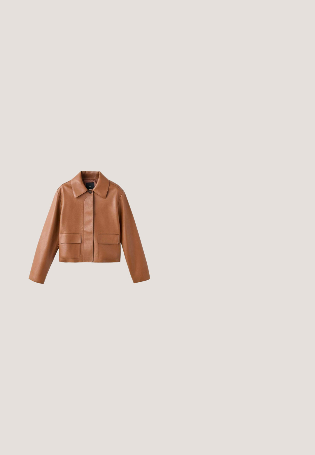 Braune Leder-Cropped-Jacke mit spitzem Kragen, Frontknopfverschluss und zwei Brusttaschen. Glatte Textur und modernes Design.; New Look STRIPED CONTRAST TRIM RINGER - T-Shirt print - brown pattern; Ausgestellte dunkelblaue Denim-Jeans mit verblassten Akzenten, fünf Taschen und einem rohen Saum. Aus Baumwolle mit einem Knopfverschluss und Gürtelschlaufen gefertigt.; Braune Wildleder-Ankle-Boots mit spitzem Schuhkopf, schlanker Form und niedrigem Blockabsatz. Die Seiten sind mit elastischen Einsätzen für ein leichtes An- und Ausziehen ausgestattet.; Elegante rechteckige Sonnenbrille mit Schildpatt-Fassung, dunklen Gläsern und einem dezenten Logo am Bügel, die auf einer weißen Oberfläche liegt.; Braune Wildlederhandtasche mit einer strukturierten Form, doppelten Obergriffen und einem Akzent in Goldfarbe bei der Verschlussklampe. Glatte Textur und minimalistisches Design.