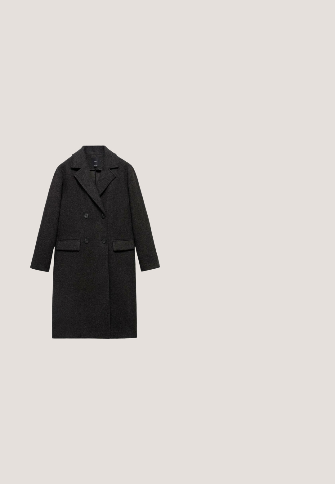 Mørkegrå uldfrakke med dobbeltradet design, spids krave, to forlommer og lange ærmer.; Marks & Spencer Striktrøje - black; Sorte vidde bukser med en glat stof, høj talje og plisseret front, der har et rent, minimalistisk design uden mønstre eller hardware.; Sort ruskind ankelstøvle med sidelås og blokhæl, vist i højre profil på hvid baggrund.; Sorte oversized solbriller med en blank overflade, gradient grå linser og sølvdetaljer på stangen. Firkantet ramme-design.; Sort tote taske med to tynde håndtag, tekstureret overflade og en lille rund metalaccent nær den øverste midte.