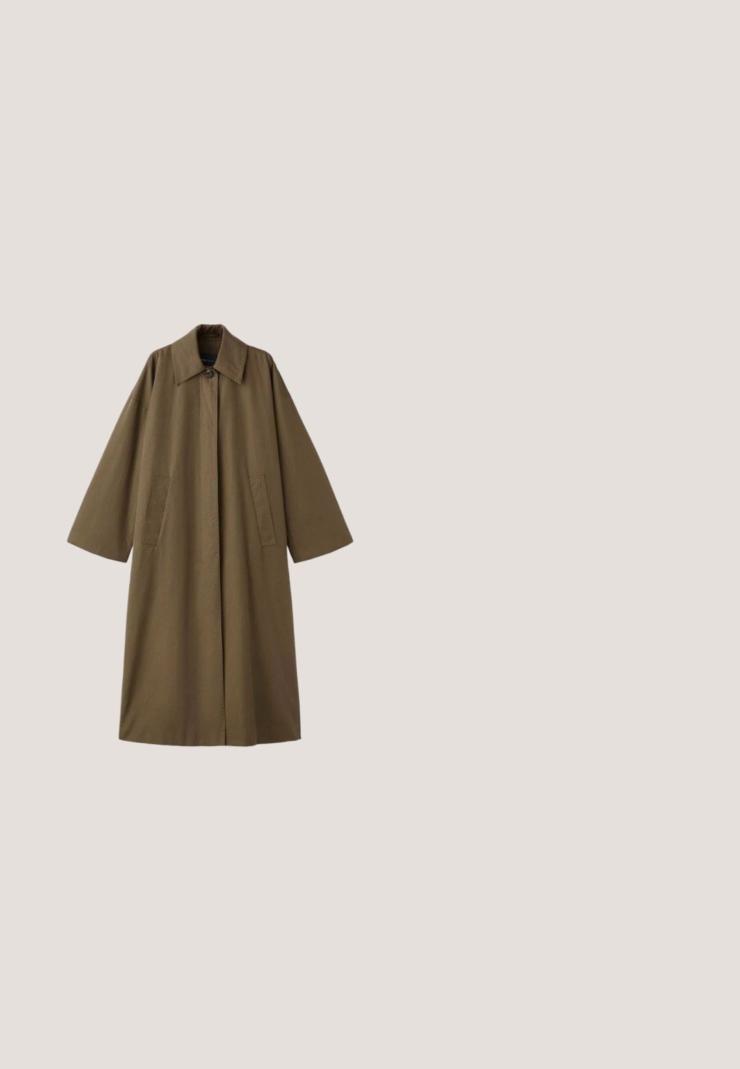 Lang, brun, bomuldsblandet frakke med krave, to forlommer og brede ærmer, med en lige snit og minimalistisk design.; Leopardmønstret kjole med sort kant, lille knaplukning og synlig "NEXT" mærketikette.; Brune knæhøje støvler lavet af blødt stof, med firkantet tå, blokhæl og en tekstureret gummisål. Rene linjer uden udsmykning.; Store oversized solbriller i sort med gradient grå linser, rektangulær form, blank finish og en lille guld logo detalje på siden.; Sort Guess håndtaske med dobbelte håndtag, gyldent lynlås, trekantet logo-plakette og hjerteformet nøglering.; Guldfarvet ring med sammenflettede kædelinks, med en tekstureret ring som er prydet med klare, funkende krystaller.