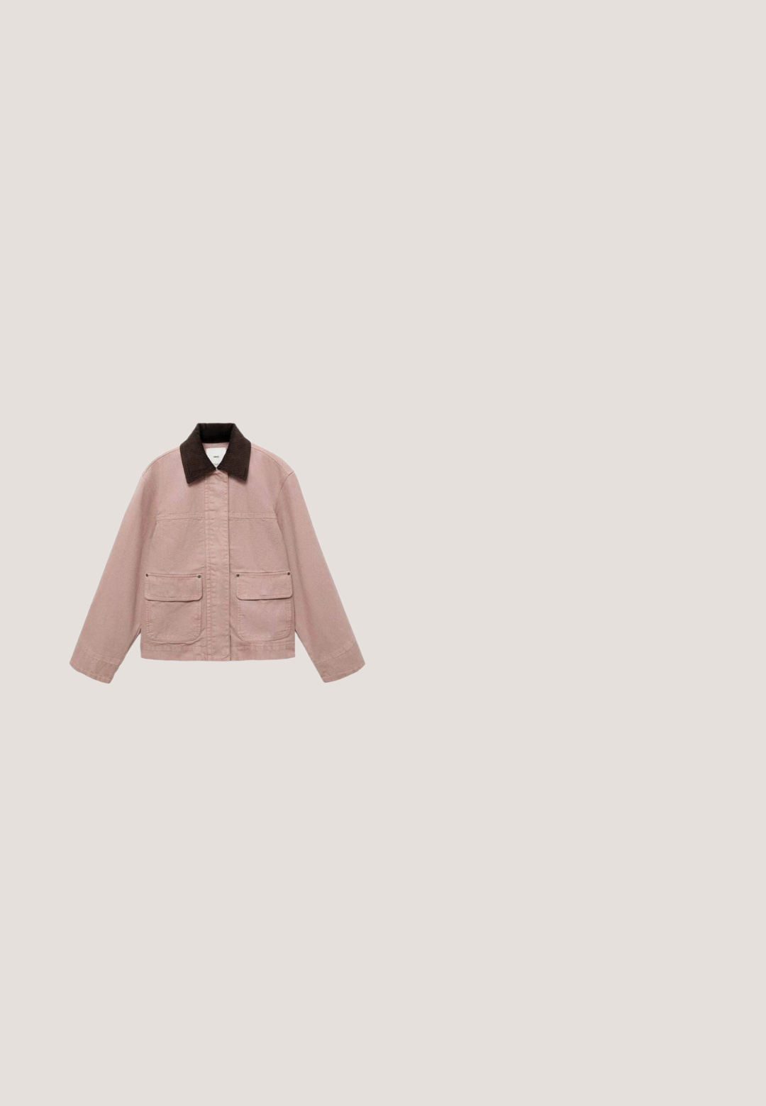 Stofroze jack met een bruine corduroy kraag, voorzien van voorzakken en een boxy ontwerp. Gemaakt van duurzaam materiaal, geschikt voor casual kleding.; Olijfgroene corduroy tuinbroeken met brede pijpen, verstelbare bandjes en een gestructureerd oppervlak. Eenvoudig ontwerp, geen zichtbare patronen of hardware.; Roze suède sneakers met witte accenten en branding. Bevat een gladde, ronde neus, vlakke zool en perforaties voor ademend vermogen.; Zonnebril met gouden montuur, roze getinte geometrische glazen en zwarte pootuiteinden op een witte achtergrond.; Zachte roze- en groene tie-dye stoffen handtas met een geknoopte handgreep en een bijpassend klein roze leren etuitje met rits ernaast.; Gouden armband met vierkante bedeltjes, sommige bezet met heldere stenen, en een driehoekige merkteken bij de sluiting, weergegeven op een witte achtergrond.