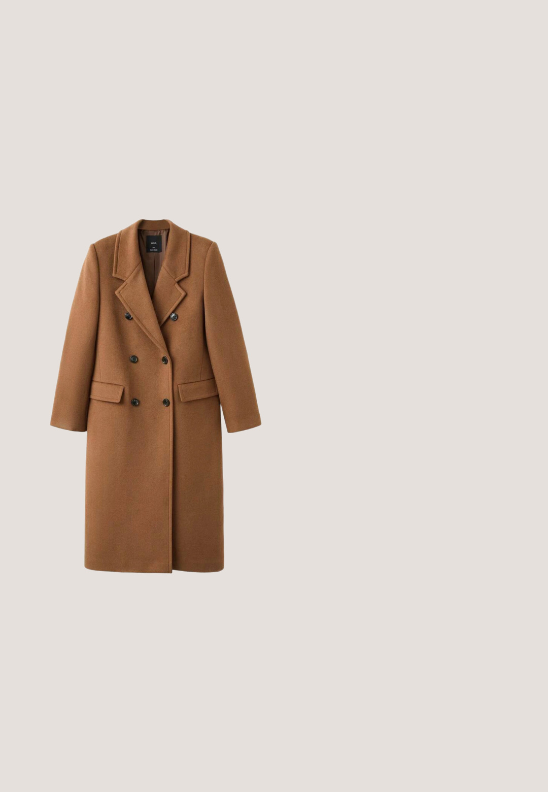 Brun uld-blend frakke med dobbeltknaplukning, klapkraver og to sidelommer. Har sorte knapper og en knælængde.; Lyscreme turtleneck sweater med ribbet tekstur, raglanærmer og tætsiddende kant. Blødt materiale og afslappet silhuet.; Brune, højtsiddende bukser med vide ben, bæltestropper, læg foran og sidelommer, vist på en hvid baggrund.; Hvide sneakers med en overdel i ruskind og perforeret læder, flade snørebånd, polstret krave og en tyk, struktureret gummisål.; Lysebeige tørklæde med vandrette grå striber, løst snoet med frynser ved kanterne og et lille sort stofmærke nær enden.; Læder crossbody-taske i sennepsgul med tekstureret overflade, minimalistisk design og aftagelig rem. Har et lille præget logo.