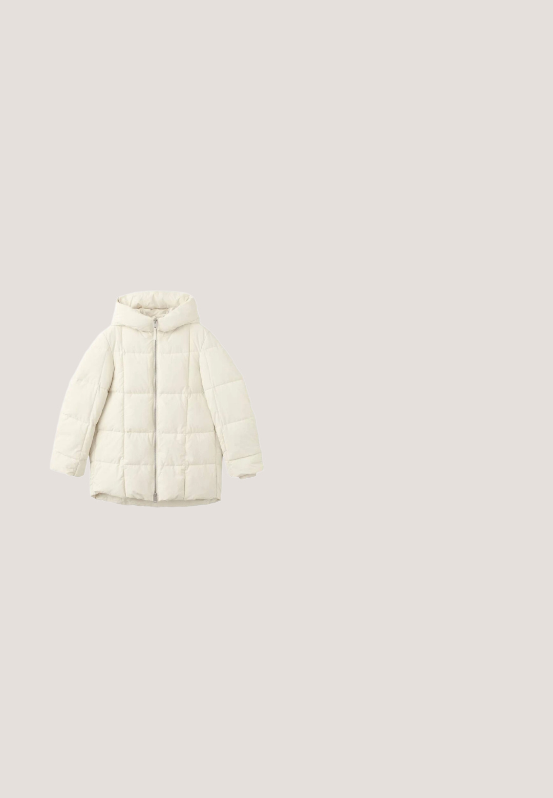 Hvid, kviltet pufferjakke med hætte, der har lynlås foran og rummelige ærmer. Glat tekstur og syede firkantede mønster.; Beige bluse med lange ærmer og vandrette sorte striber, rund halsudskæring og afslappet pasform. Bemærkelsesværdige syningsdetaljer nær kanten.; Strikket sweater med creme og sorte vandrette striber, korte puffærmer, ribbestrikket halsudskæring og hullet mønster hele vejen igennem.; Bukser med høj talje, mørkebrune, vidde ben, med bæltestropper, frontplisseringer og sidelommer.; Lyserød ruskinds træningssko med gummisål, der har tre mørke striber, snørebånd og Adidas-logo på tungen. Rundet tådesign.; Brun lædertaske med to lange håndtag, en struktureret rektangulær form, glat tekstur og afrundede kanter. Har accentdetaljer ved håndtagene.