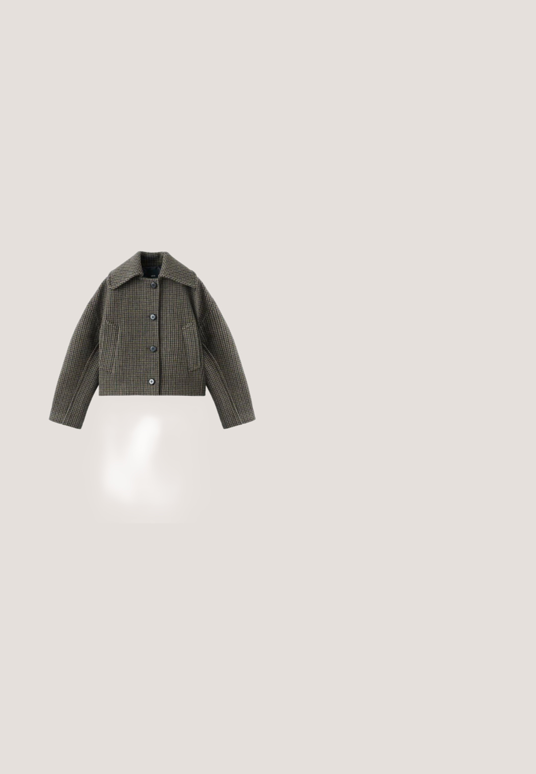 Chaqueta recortada en un patrón de Houndstooth marrón y negro, que presenta un cuello clásico, cierre frontal con botones y dos bolsillos laterales.; Top marrón de punto con mangas cortas acanaladas, con cuello, botones delanteros y ribete blanco con bordes en forma de ondas en el cuello, la botonera, las mangas y el dobladillo.; Pantalones marrones con plisados y diseño de pierna recta. Fabricados en una tela suave, con pasadores para cinturón y bolsillos laterales.; Zapato slingback de ante beige con puntera puntiaguda, tacón delgado de altura media y correa ajustable en el tobillo con pequeño colgante dorado.; Gafas rectangulares de carey marrón con lentes transparentes y patillas elegantes, que muestran una textura suave y un diseño minimalista.; Bolso de mano tejido en cuero marrón oscuro con asas dobles trenzadas, herrajes dorados y correa de hombro desmontable enrollada al frente.